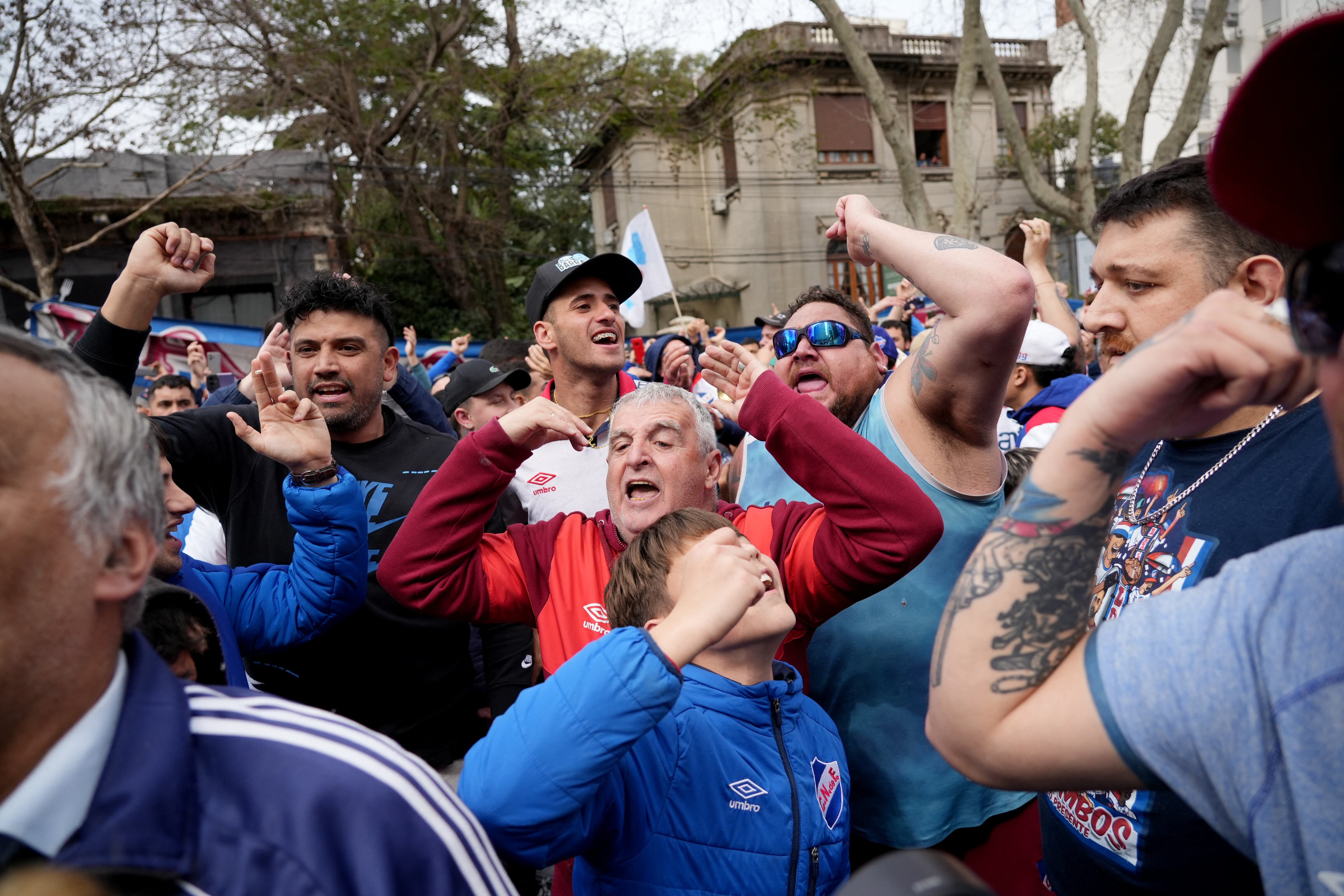 Su ex compañero en Nacional, Luis Suárez, le había dedicado la victoria del Inter Miami de este sábado 24 de agosto a su compatriota, luego de marcar los dos tantos con los que las Garzas le ganaron a Cincinnati por la Major League Soccer. Mostró una camiseta con el mensaje “Fuerza Juan” cuando anotó su primer gol y siguió sus muestras de afecto en redes sociales: “Fuerza Juan! Estamos todos con vos y tu familia"