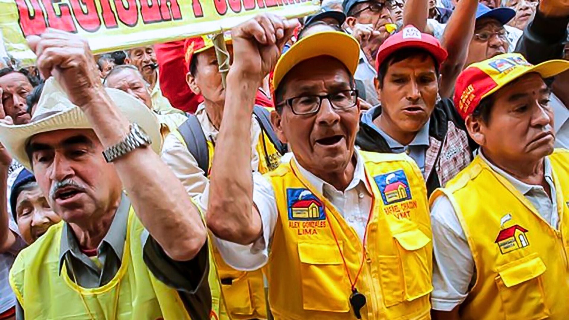 Grupo de fonavistas con chalecos amarillos pidiendo derechos