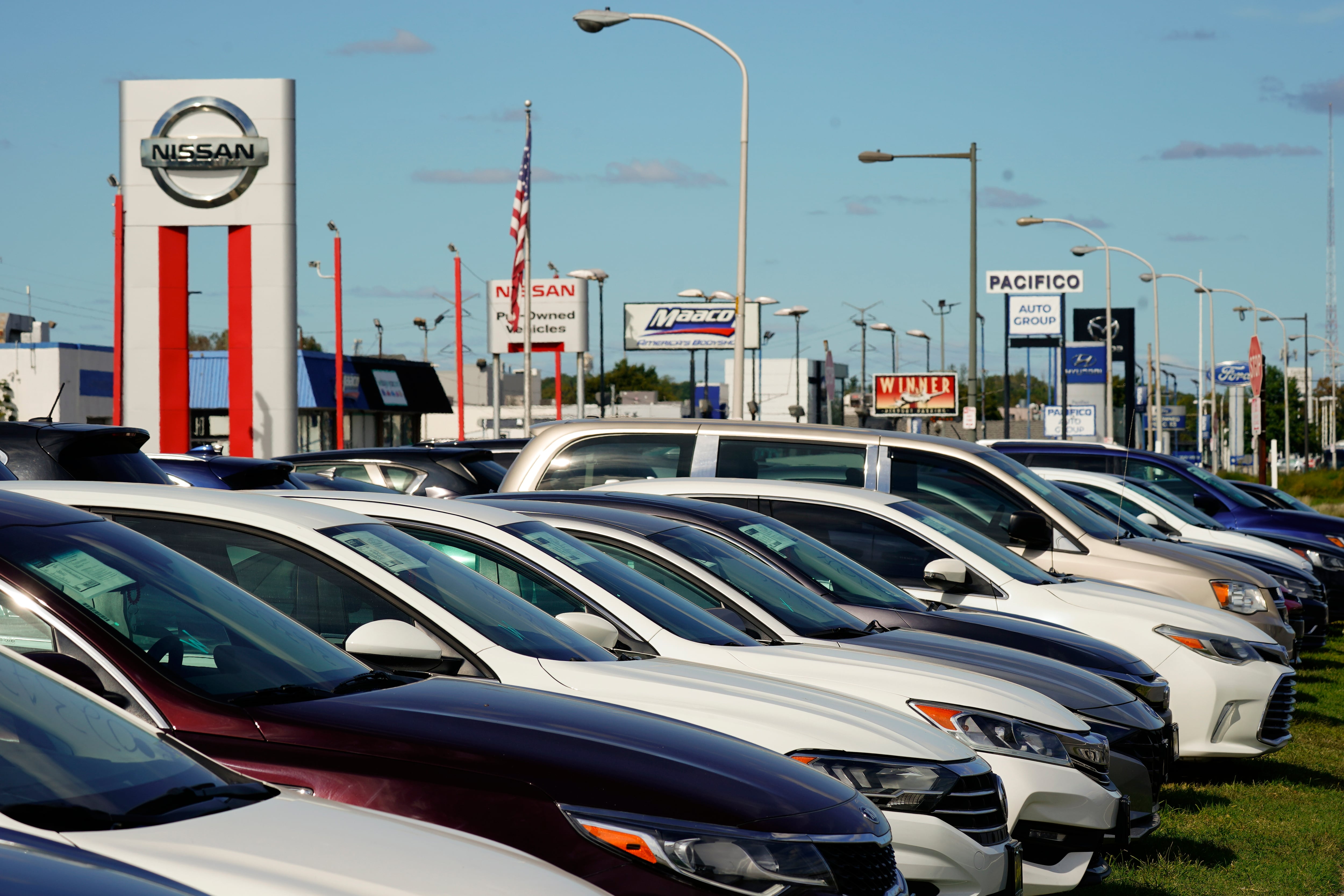 Los tianguis de autos pueden ser una buena opción para comprar un auto más barato, (Matt Rourke, AP)