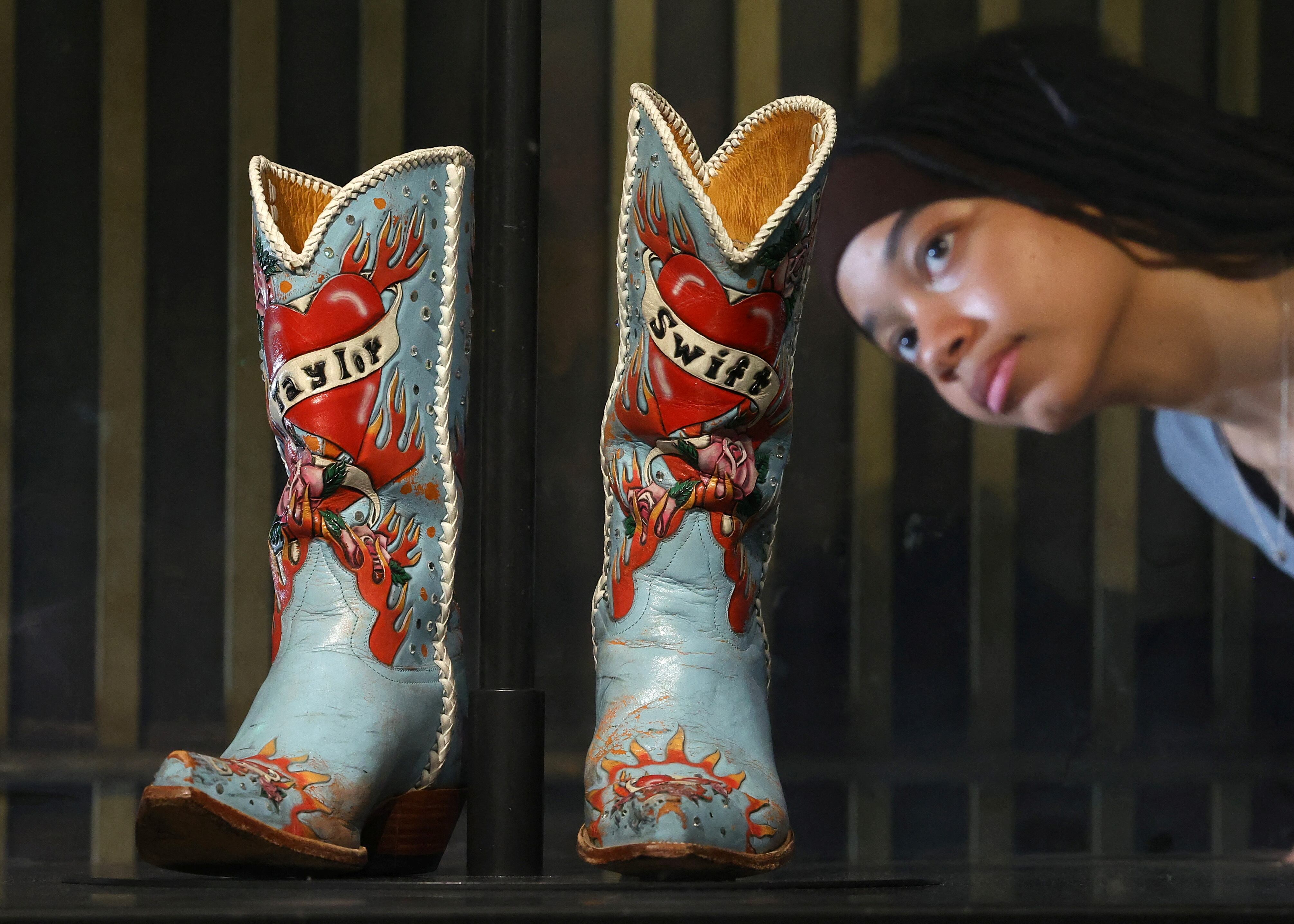 Las botas 'cowboy' de Taylor Swift, en las salas del Victoria and Albert Museum de Londres (REUTERS/Toby Melville)