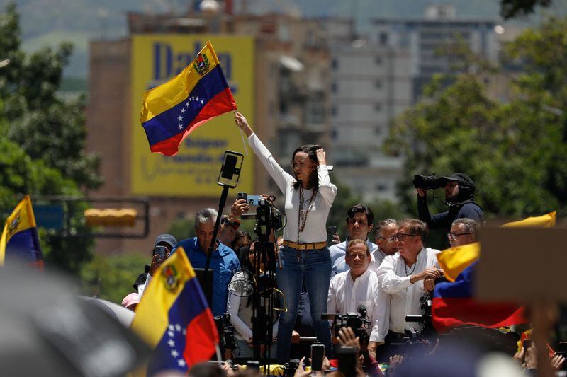 Machado encabezó una movilización en Caracas contra el fraude de Maduro y aseguró que “están cada día más aislados” (REUTERS)