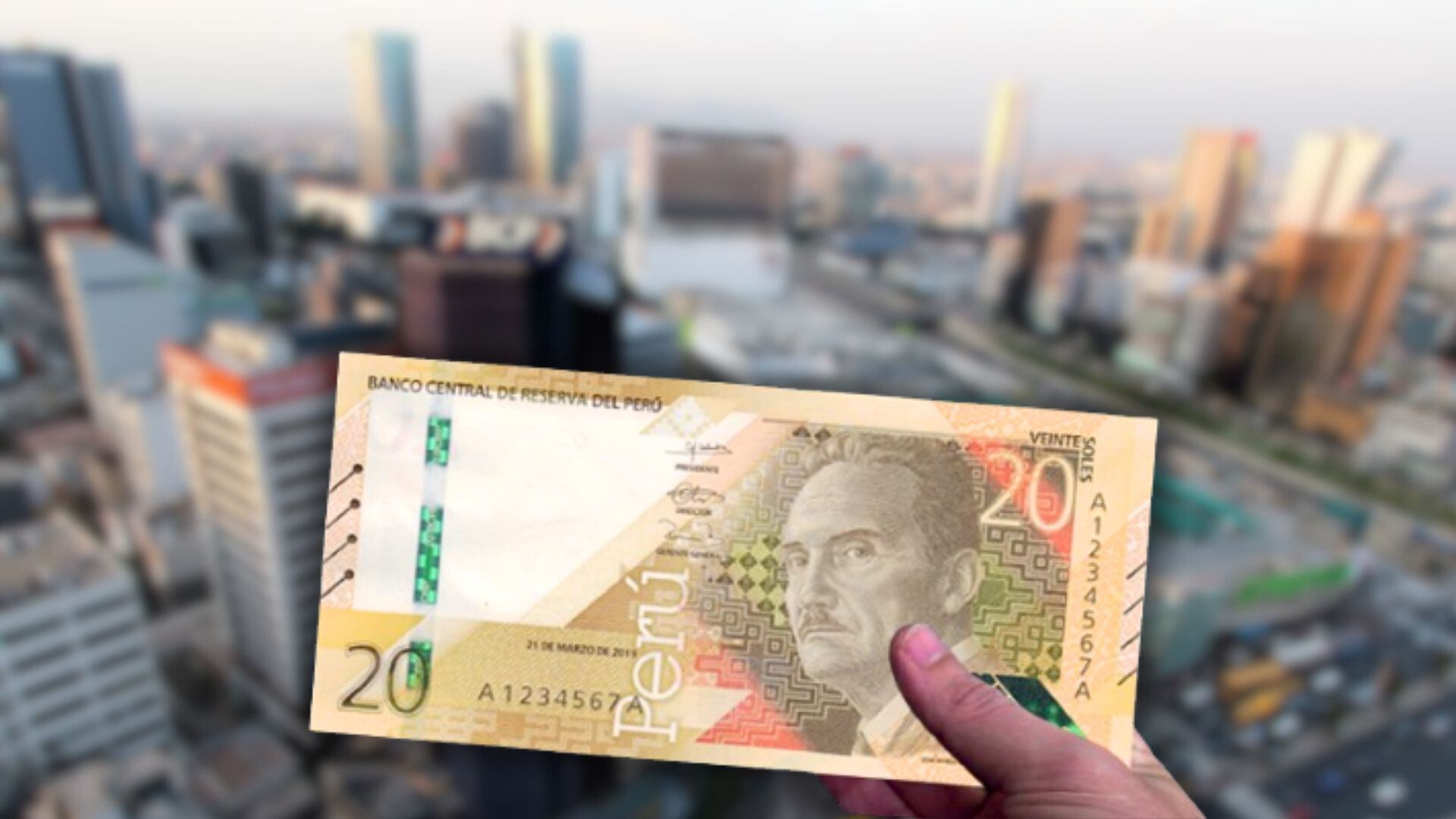 Mano con billete de 20 soles con fondo de centro empresarial en Perú