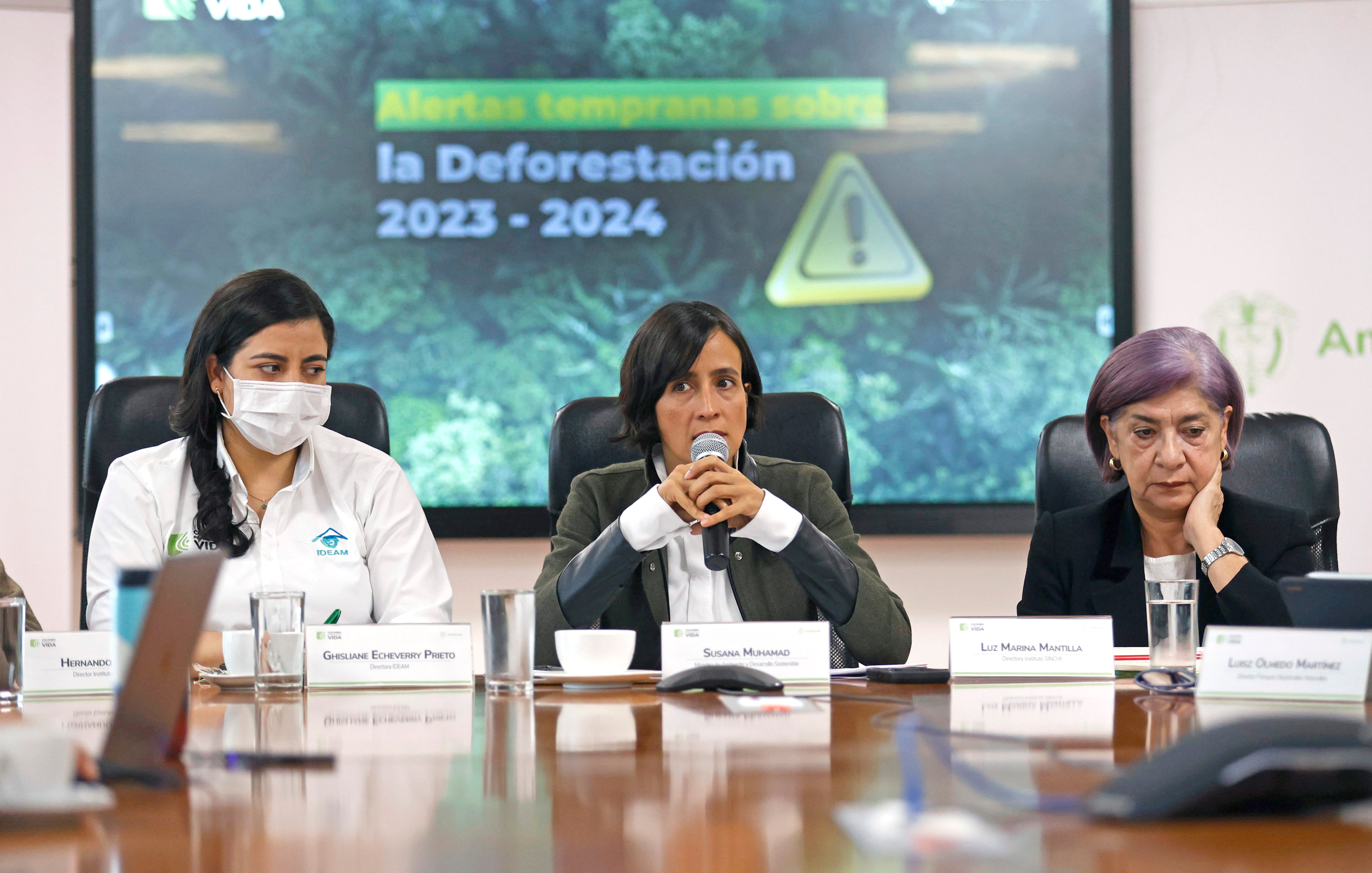 La ministra de ambiente de Colombia, Susana Muhamad (c), acompañada de la directora del Ideam, Ghisliane Echeverry Prieto (i) y la directora general del Instituto Amazónico de Investigaciones Científicas Sinchi, habla durante la presentación de un informe este lunes en Bogotá (Colombia). EFE/Mauricio Dueñas Castañeda 