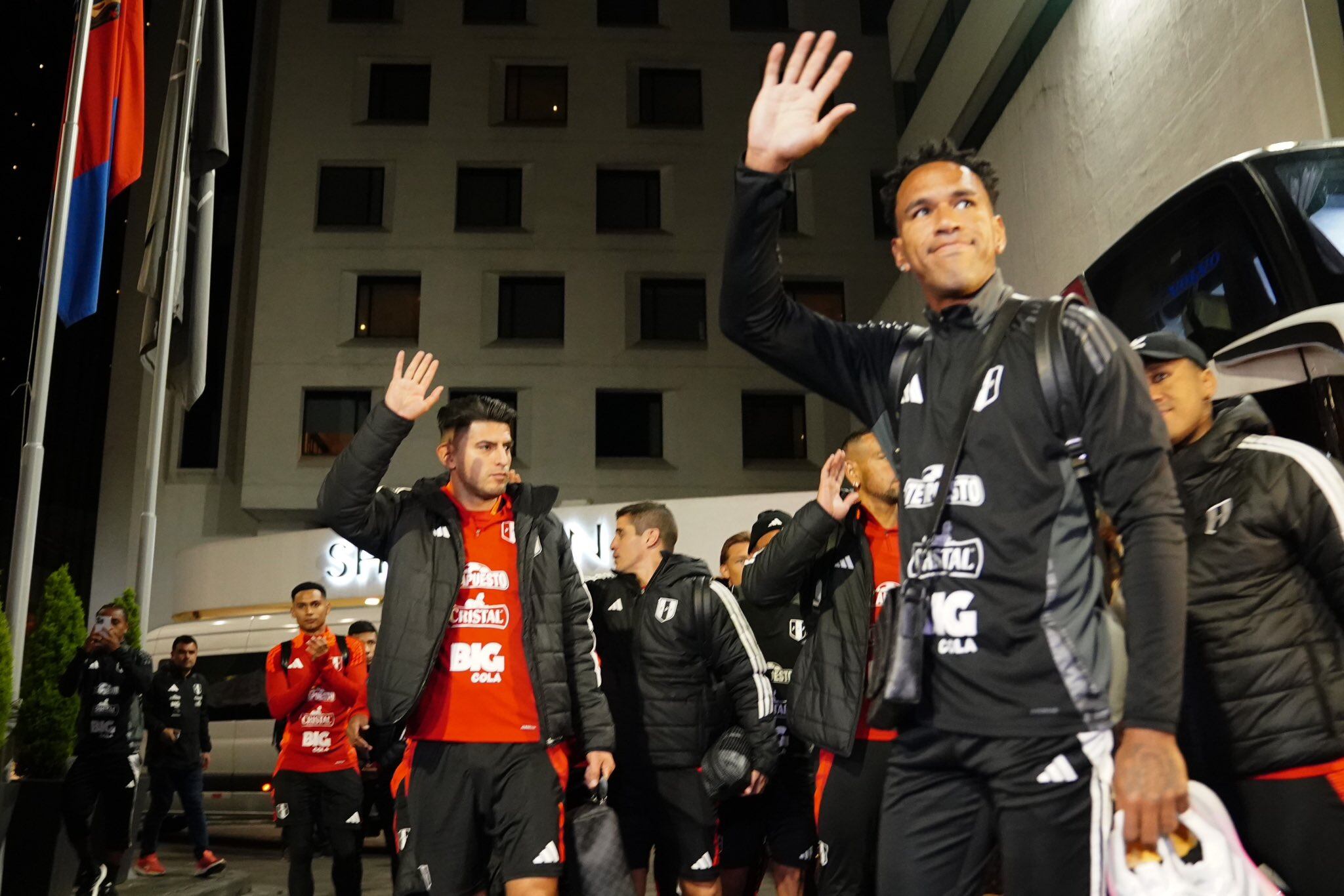 La selección peruana recibió el apoyo y cariño de los hinchas previo al partido con Ecuador.