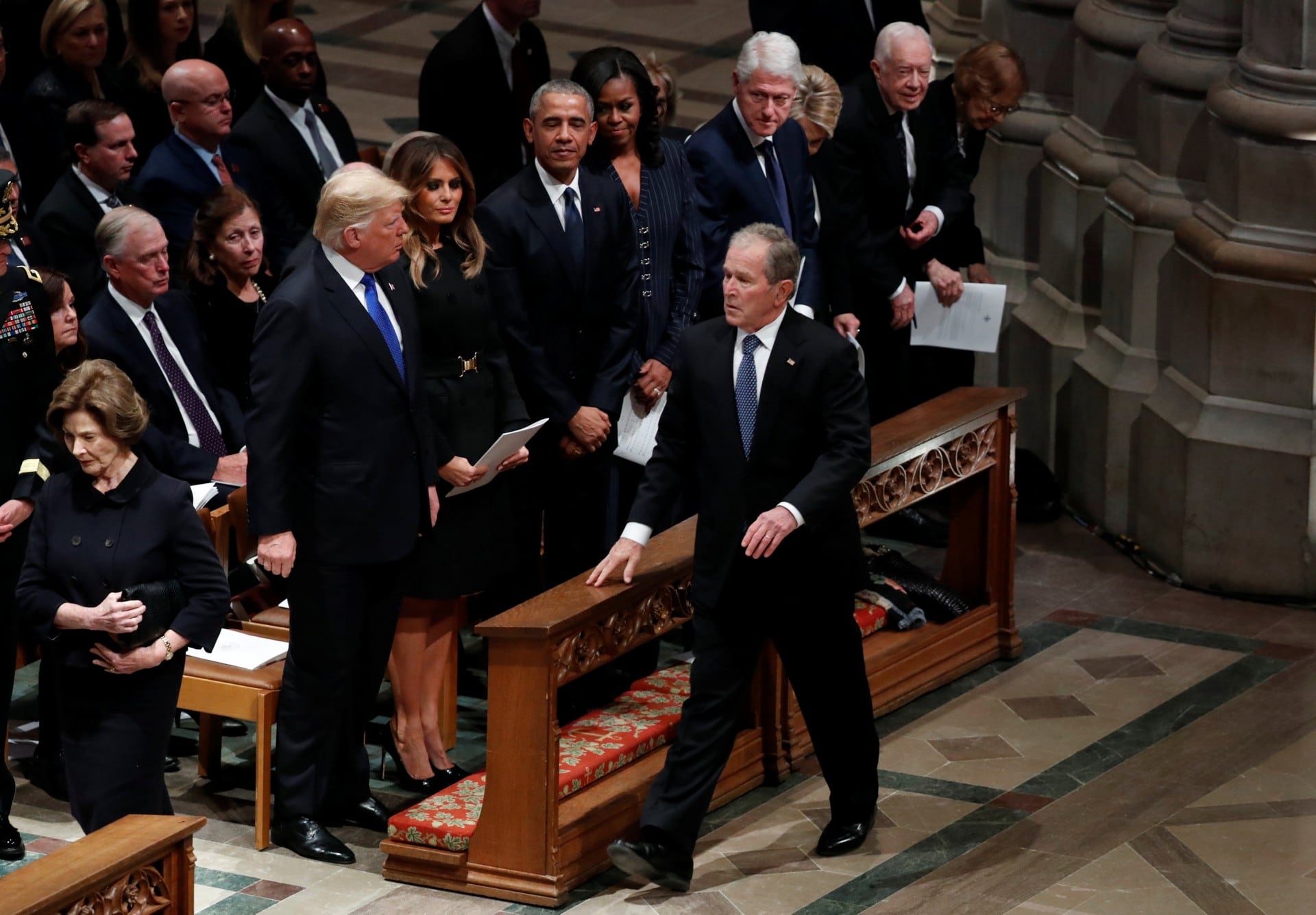 George W. Bush camina frente a Donald Trump y Melania; Barack Obama y Michelle; Bill Clinton y Hillary; y Jimmy Carter junto a Rosalynn   