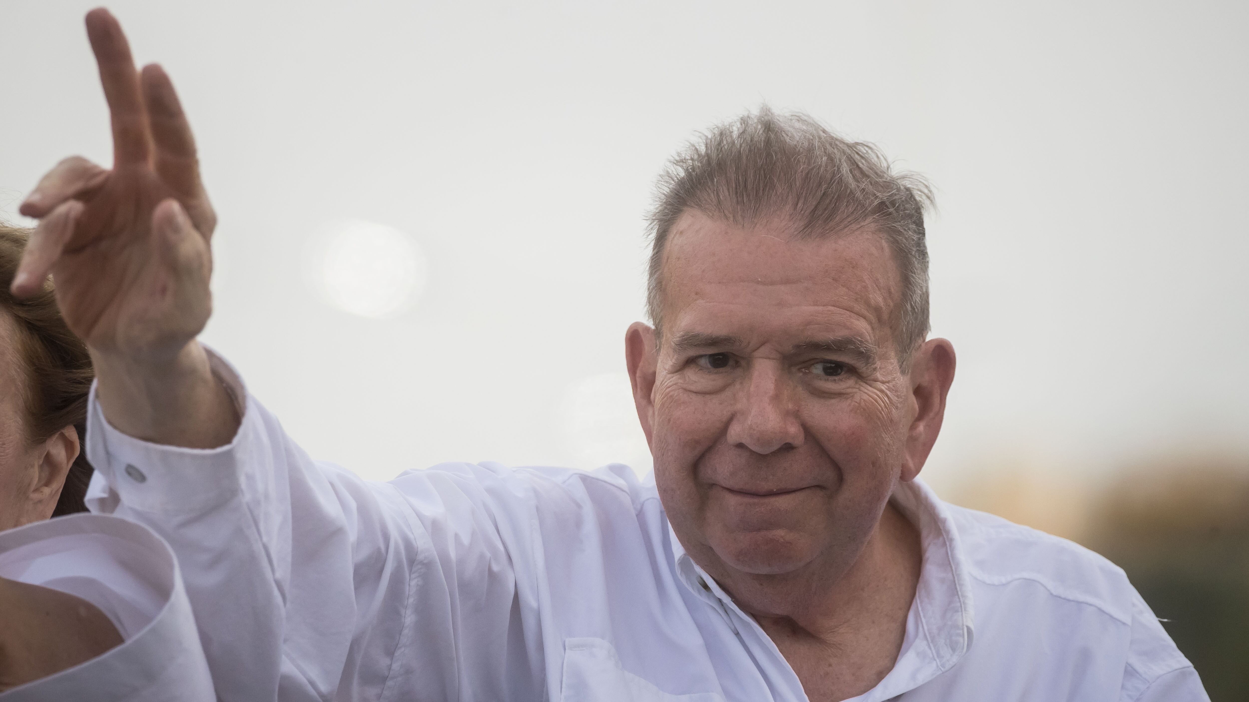 Fotografía del 24 de julio de 2024 del excandidato opositor de Venezuela, Edmundo González, saludando en un acto de campaña, en Puerto La Cruz (Venezuela). EFE/ Miguel Gutiérrez ARCHIVO
