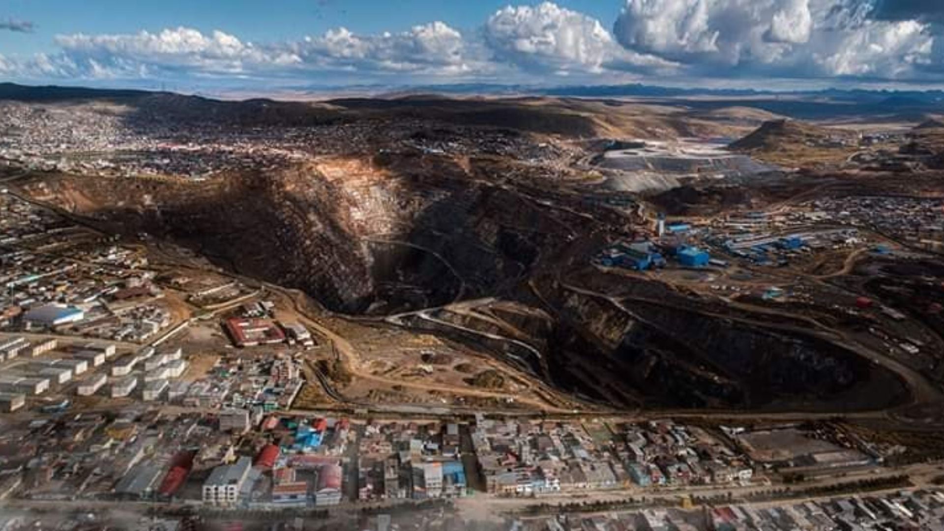 La expansión minera y la falta de recursos básicos devastan a esta ciudad peruana. Testimonios y estudios revelan una crisis de salud pública con 8 de cada 10 habitantes contaminados por plomo.
Foto: Gian Yurivilca