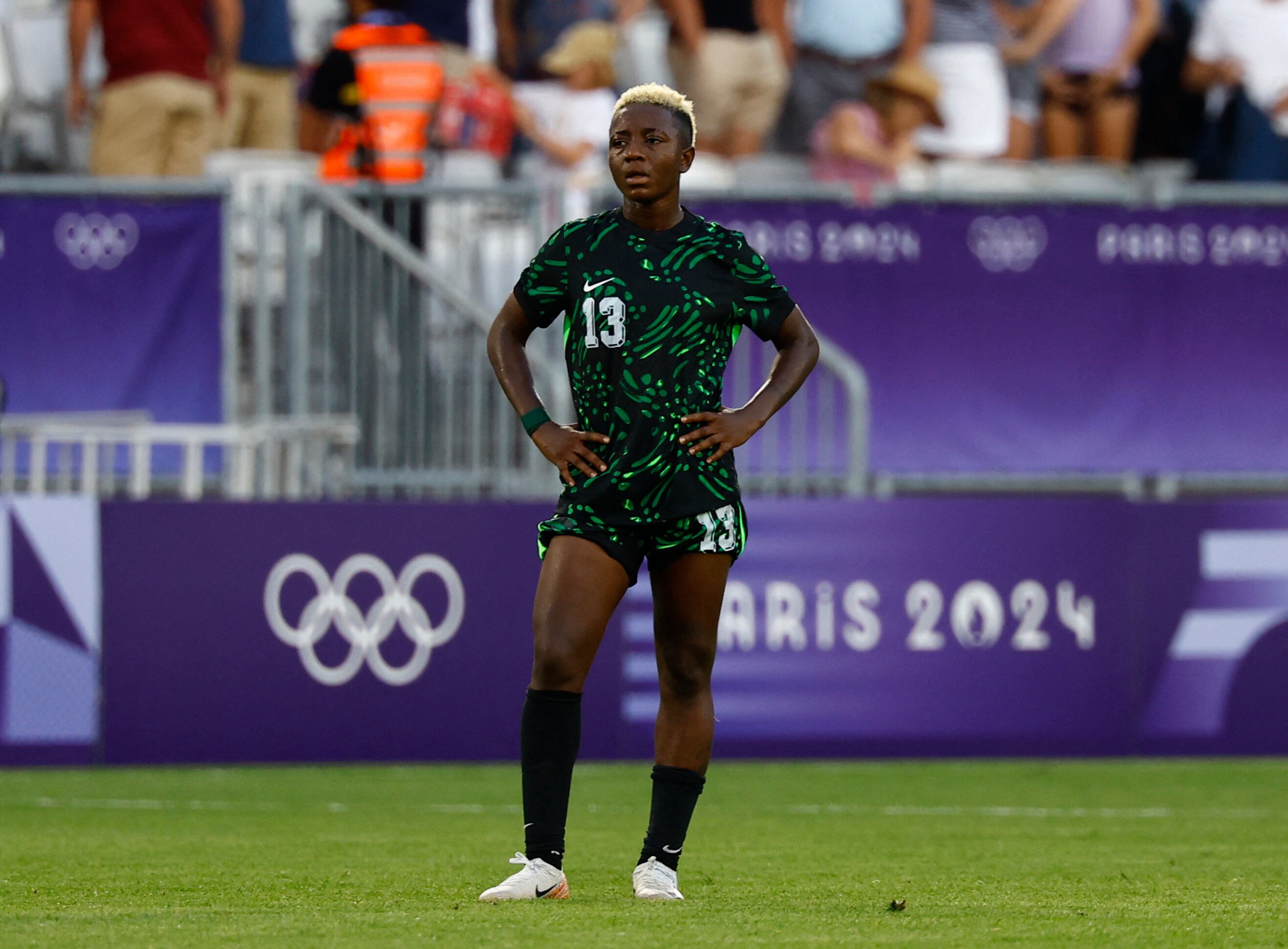 La nigeriana Deborah Abiodun mastica la bronca en el fútbol femenino. REUTERS/Susana Vera