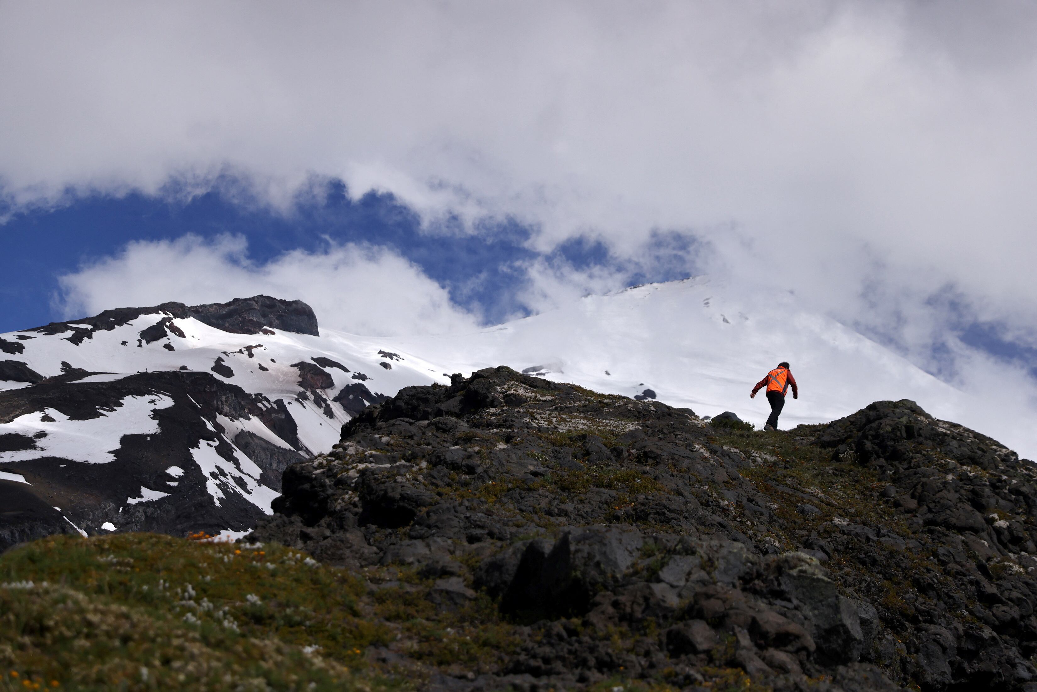 Pucón está ubicado junto al Lago Villarrica y al pie del Volcán Villarrica - crédito REUTERS