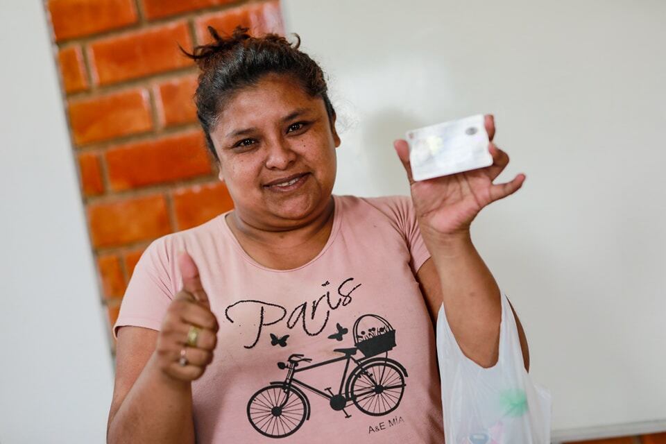 Una ciudadana peruana sostiene en su mano izquierda su Documento Nacional de Identidad electrónico, que recientemente recogió, tras el trámite respectivo.