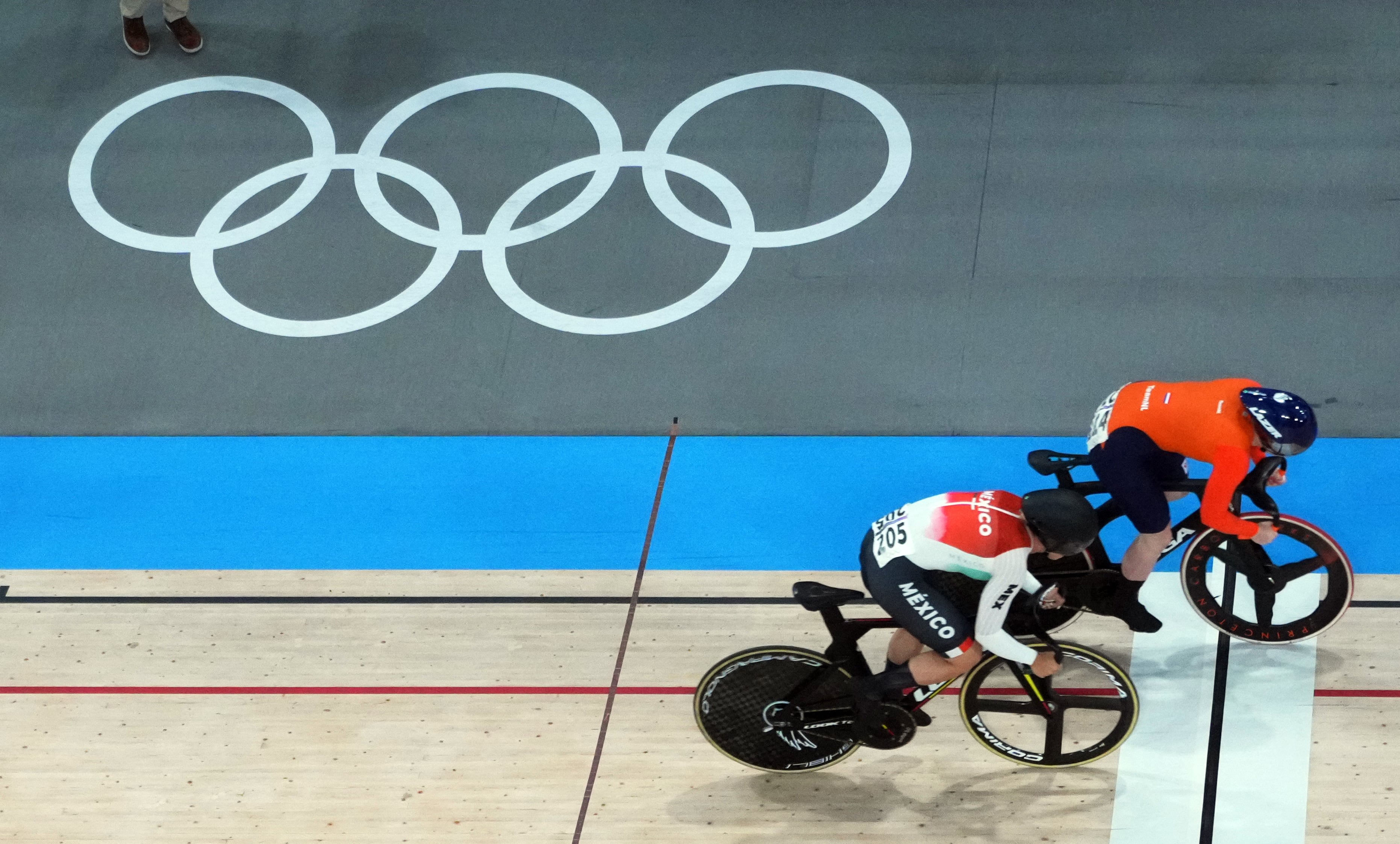 Paris 2024 Olympics - Track Cycling - Women's Sprint, 1/32 Finals Repechages - Saint-Quentin-en-Yvelines Velodrome, Montigny-le-Bretonneux, France - August 09, 2024. Steffie Van Der Peet of Netherlands and Yuli Verdugo Osuna of Mexico in action during heat 3. REUTERS/Matthew Childs