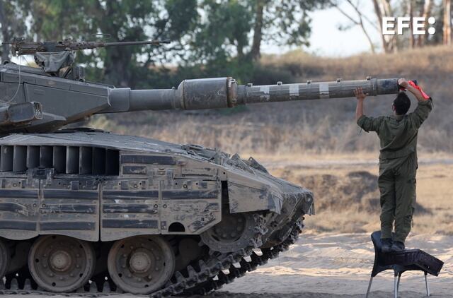 Un soldado israelí inspecciona un tanque cerca de la frontera con Gaza (EFE/EPA/ABIR SULTAN)