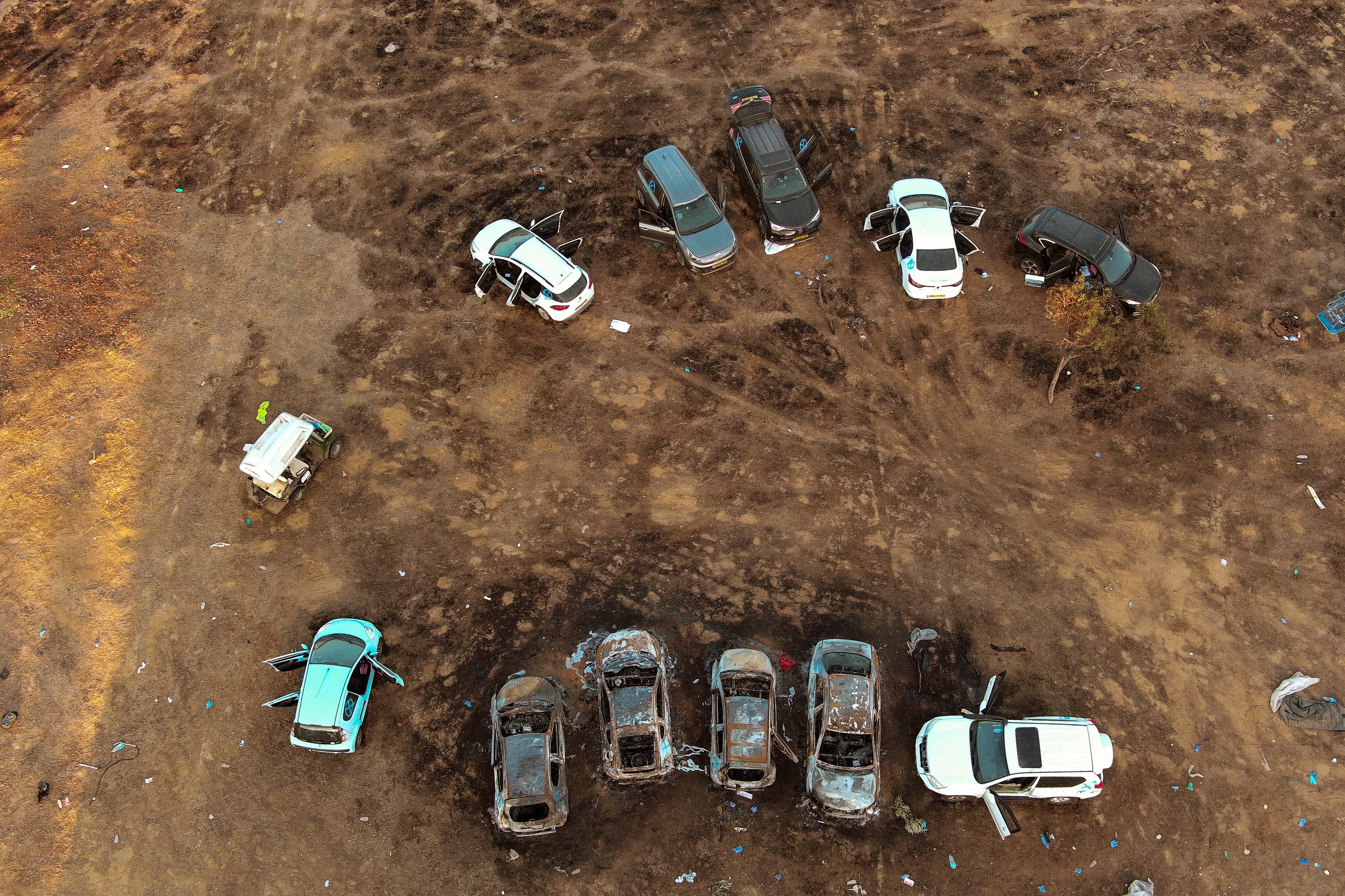 Vista aérea de autos quemados tras el ataque de Hams en el festival Nova (REUTERS/Ilan Rosenberg)   