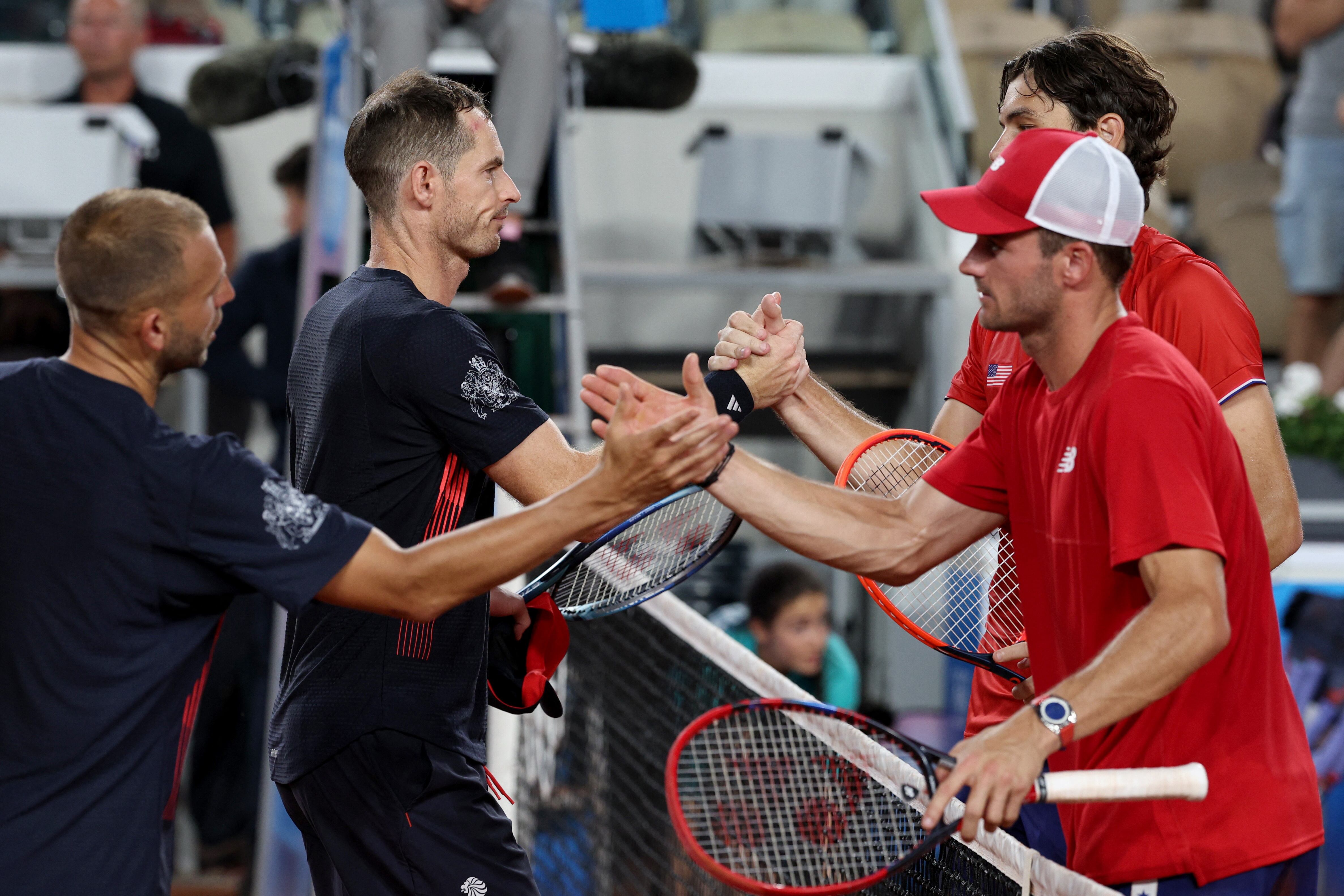 Andy Murray y Daniel Evans (Gran Bretaña) estrechan manos con Taylor Fritz y Tommy Paul (Estados Unidos) tras el partido correspondiente a los cuartos de final de dobles masculinos de los Juegos Olímpicos París 2024 (REUTERS/Violeta Santos Moura)