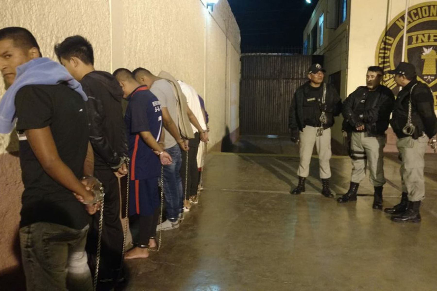 Seis reos son intervenidos por el personal del Instituto Nacional Penitenciario del Perú  al interior del penal El Milagro de Trujillo, en el norte del país.