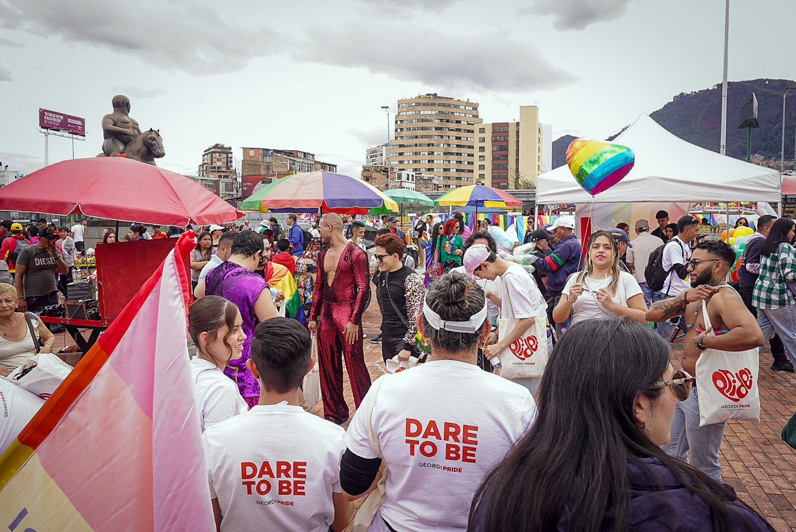 Ya se desplazan más de mil personas en la marcha por el 'orgullo' en Bogotá