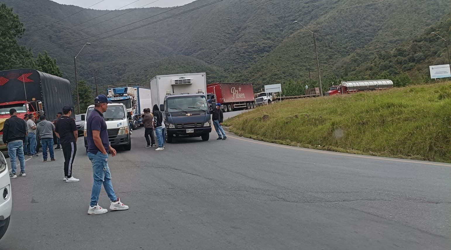 Protesta de camioneros en Nariño por aumento de precio del ACPM - crédito @TremendoVilla