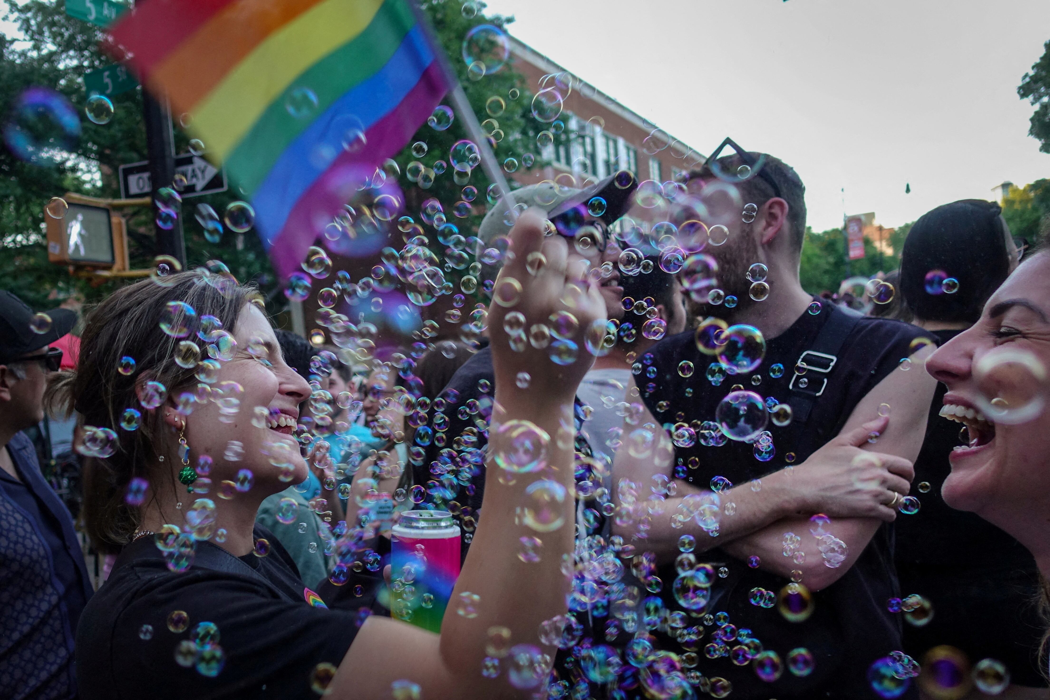 Un grupo de personas celebra el Día del Orgullo en Brooklyn mientras animan y bailan durante un desfile en el distrito neoyorquino de Brooklyn (REUTERS/Maye-E Wong)