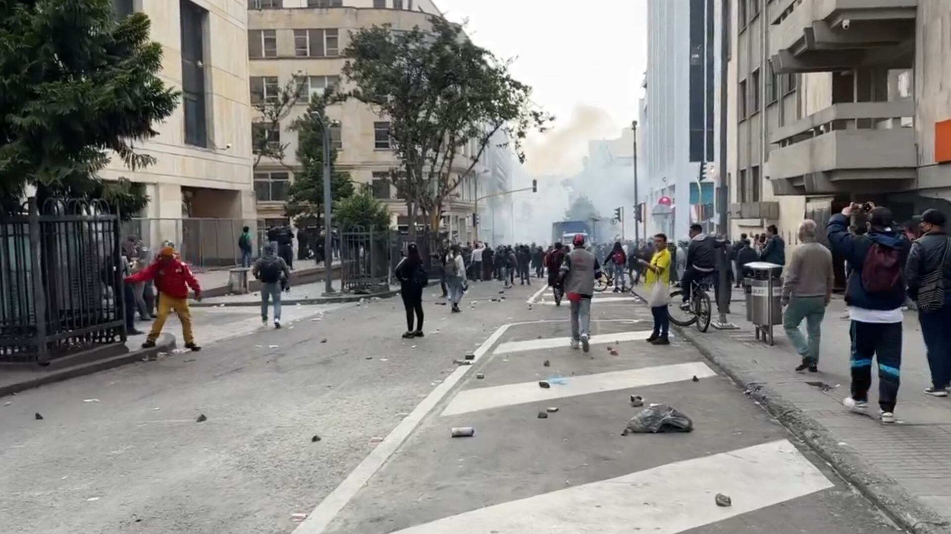 El Undmo controlando la situación en el Centro de Bogotá - crédito @santiagoangelp/X