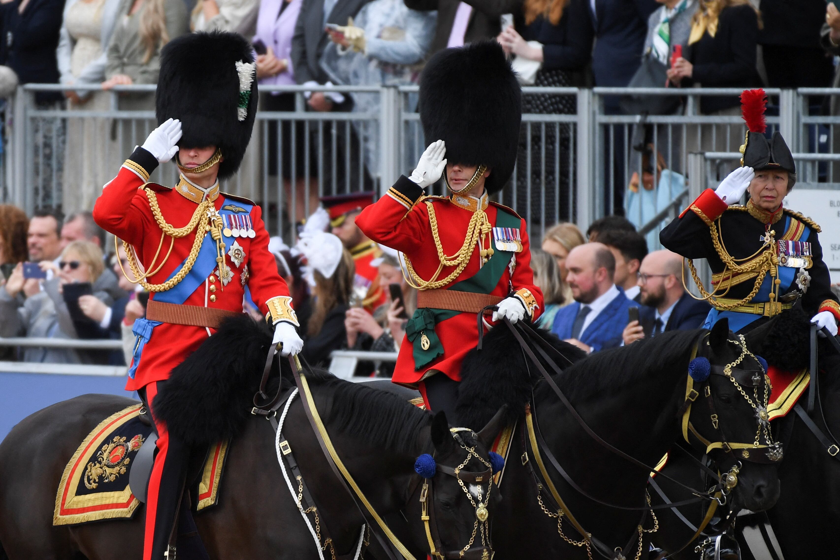 El príncipe Guillermo (izda.) y la princesa Ana (dcha.) durante el Trooping the Colour. (REUTERS/Chris J. Ratcliffe)