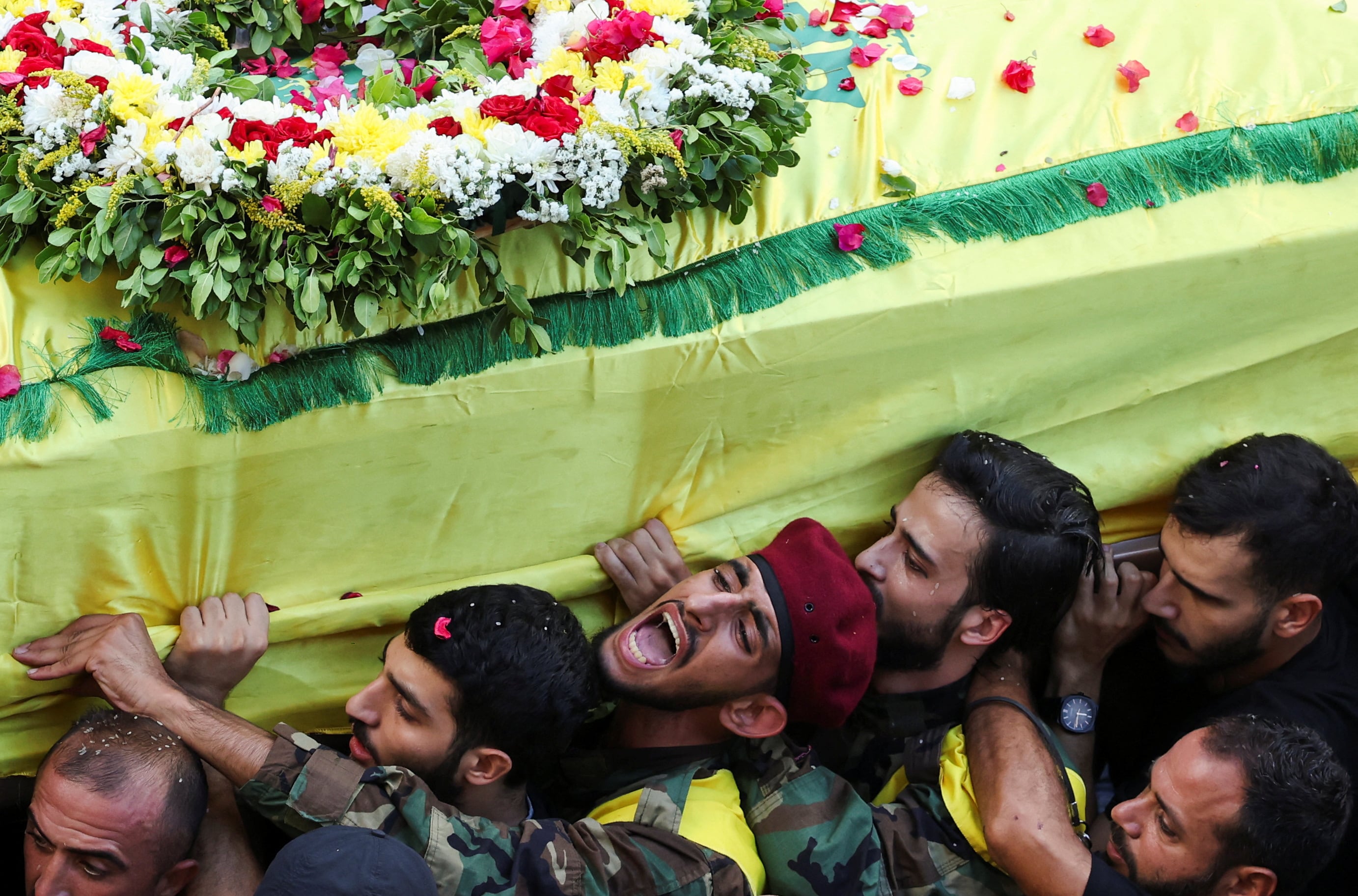 Varios terrroristas llevan el féretro de Mohammad Mahdi Ammar, hijo del miembro de Hezbollah en el parlamento libanés, Ali Ammar, muerto en medio de la detonación de pagers en todo Líbano (Reuters)