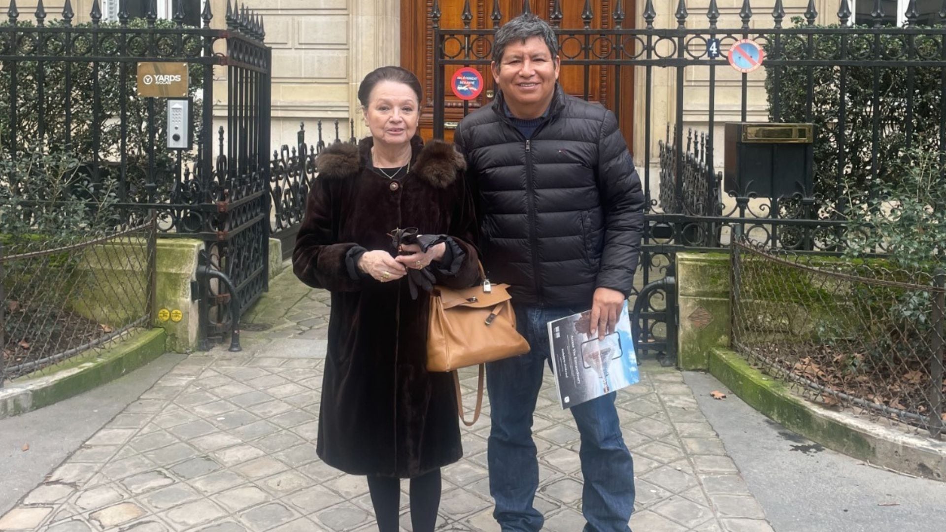 Jorge Coaguila y Alida Cordero, viuda de Julio Ramón Ribeyro, en la avenida Van Dyck, en París, el 12 de febrero de 2024.