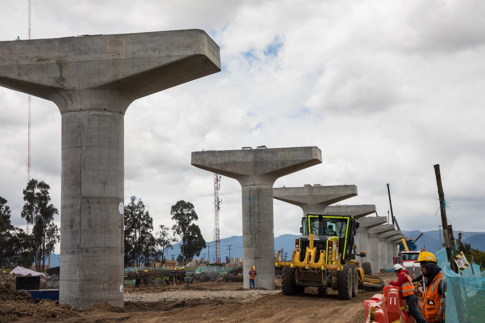 Columnas que sostendrán el viaducto del metro de Bogotá - crédito EMB