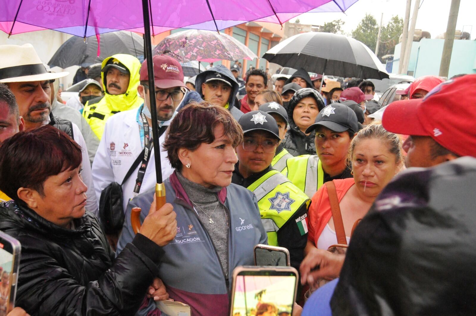 Más de 600 familias en Chalco reciben apoyo del gobierno del Estado de México, encabezado por Delfina Gómez Álvarez, con acciones coordinadas que incluyen seguridad, atención médica, y protección animal. Con la instalación de plantas potabilizadoras y módulos de salud, el gobierno del Estado de México se enfoca en prevenir enfermedades entre los afectados por las inundaciones en Chalco. (Cortesía Gobierno del Estado de México).