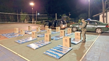 Gendarmería incautó 6890 atados de cigarrillos extranjeros en un auto abandonado tras eludir un control en Misiones