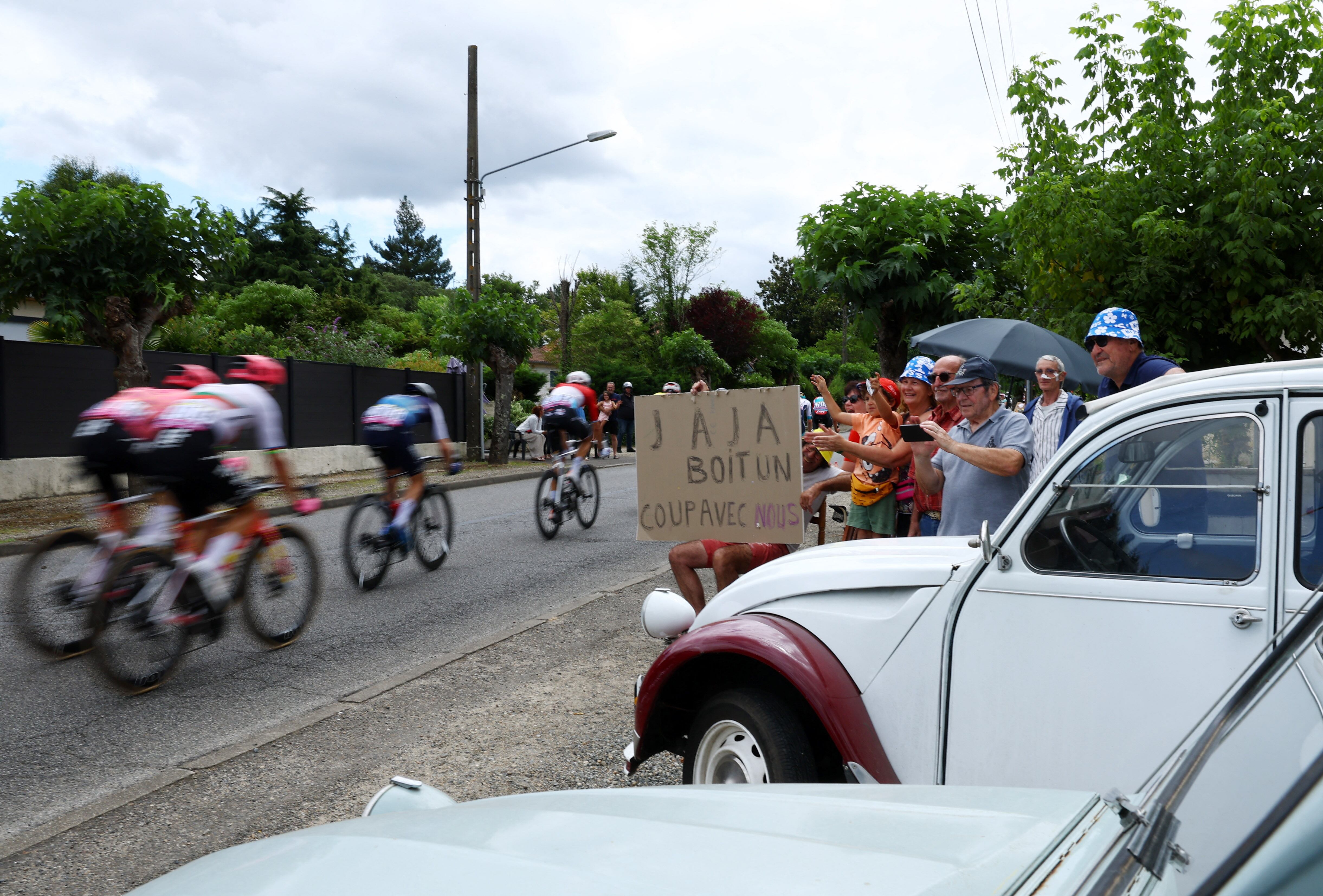 La carrera pasando por la ciudad de Agen - crédito Molly Darlington / REUTERS 