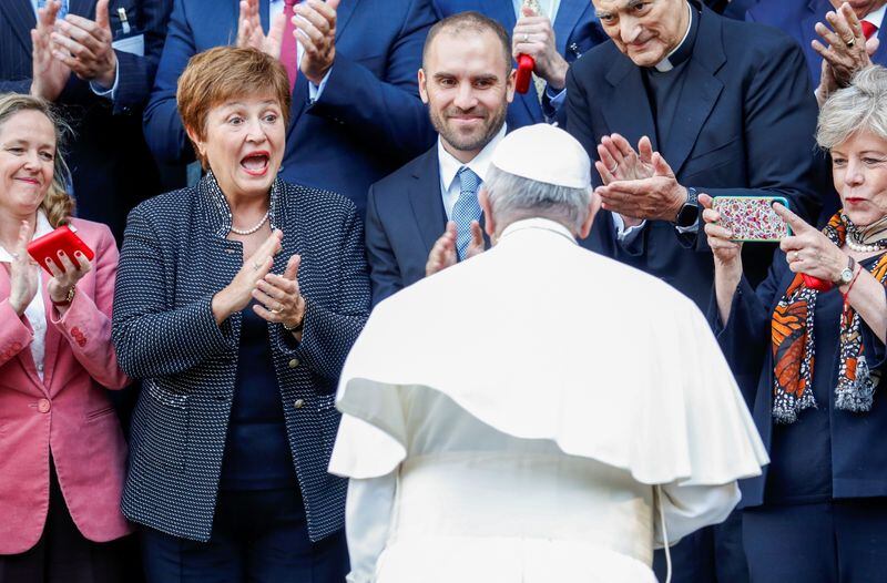 Guzmán, al lado de la directora del FMI, Kristalina Georgieva, en una reunión en Roma con el Papa Francisco
REUTERS/Remo Casilli