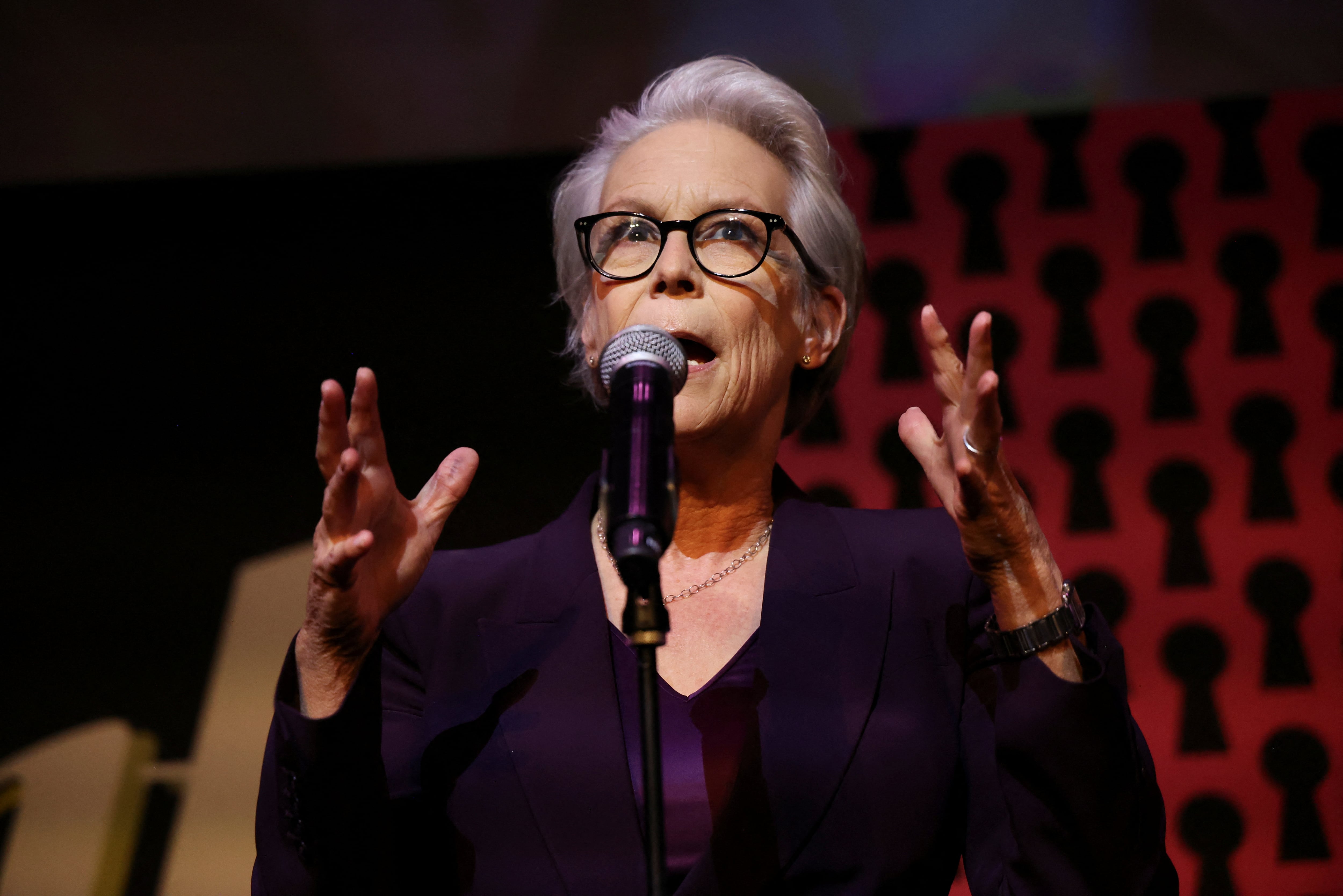 Jamie Lee Curtis respaldó la postulación de Kamala Harris, resaltando su defensa de los derechos de las mujeres y las personas de color (REUTERS/Mario Anzuoni)