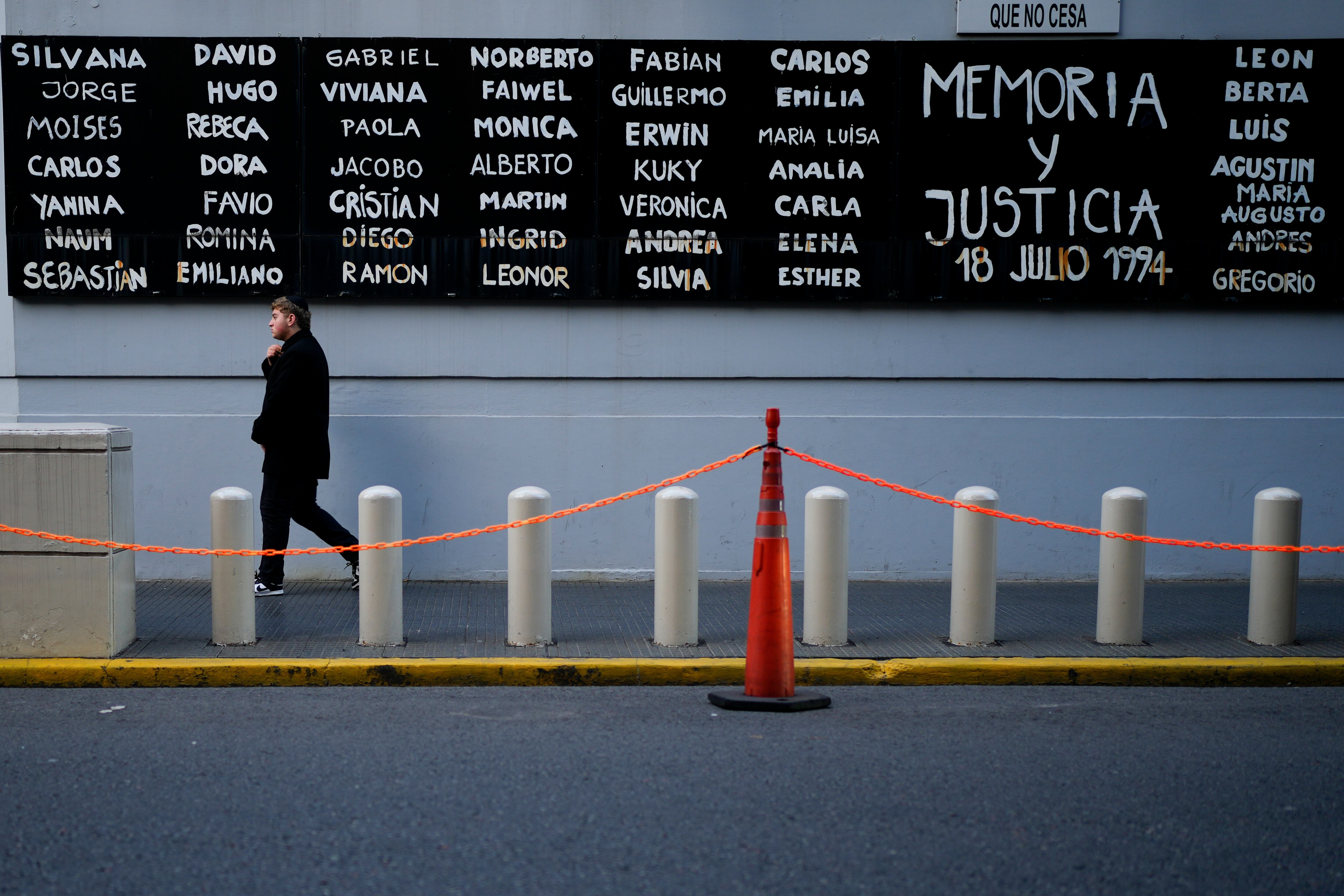 Nombres de personas fallecidas en el atentado en 1994 contra la Asociación Mutua Israelita Argentina (AMIA), un centro comunitario, se ven en el lugar del ataque en Buenos Aires, Argentina, el viernes 10 de mayo de 2024. (AP Foto/Natacha Pisarenko)