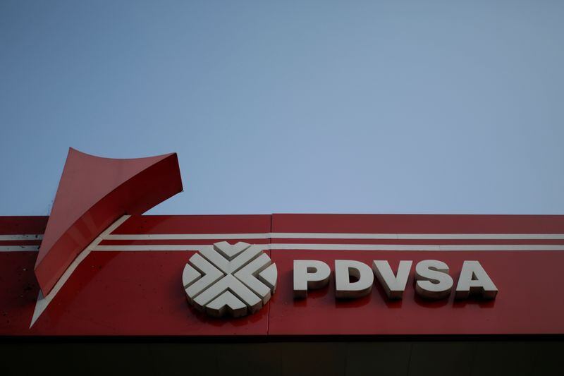 FOTO DE ARCHIVO: El logo corporativo de la petrolera estatal PDVSA se ve en una gasolinera en Caracas, Venezuela 12 de abril de 2017. REUTERS/Marco Bello/Archivo