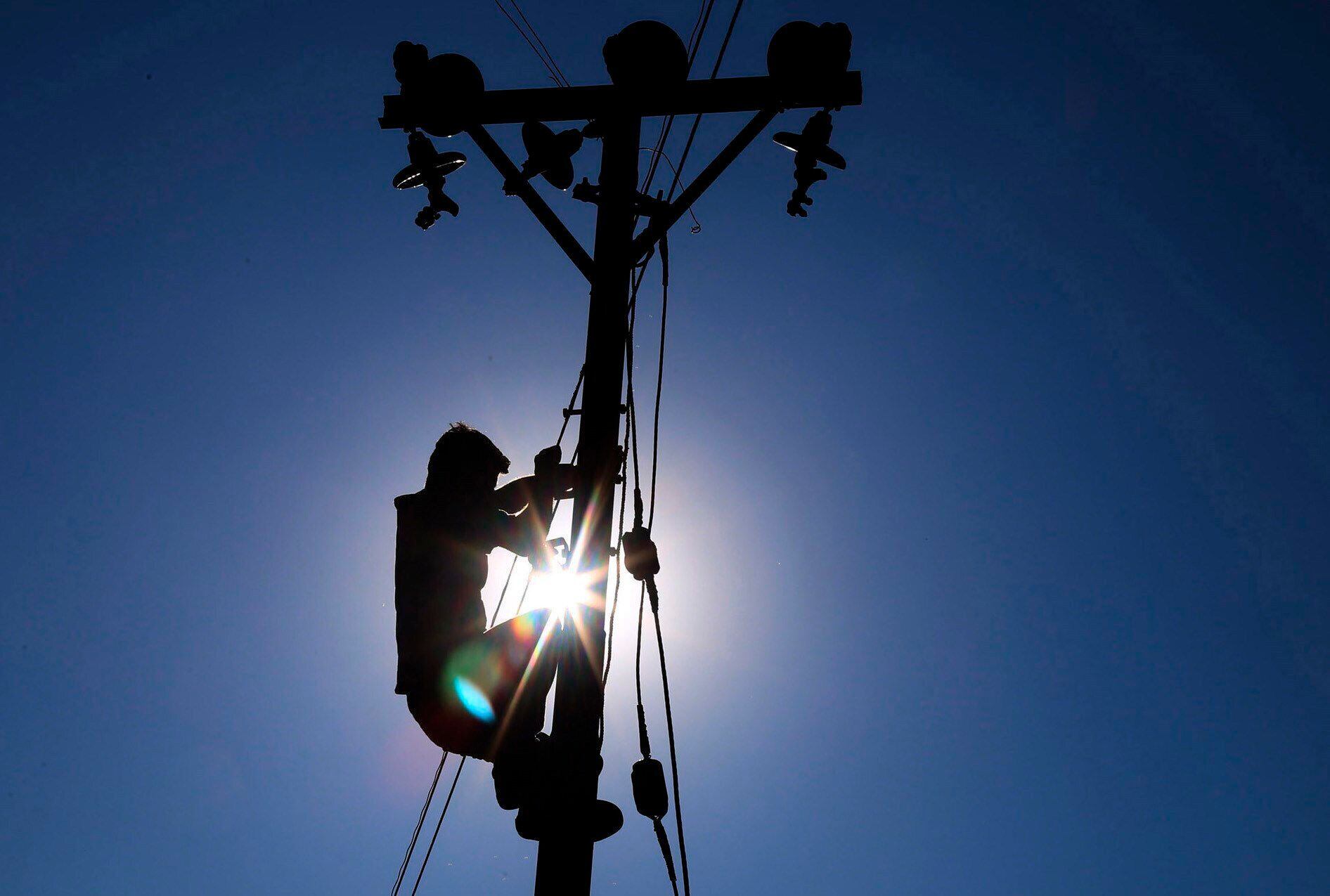 Reducir el uso de aparatos electrodomésticos o las luces de tu casa te ayudará en gran medida para ahorrar dinero. (EFE/ Sanjay Baid/Archivo)