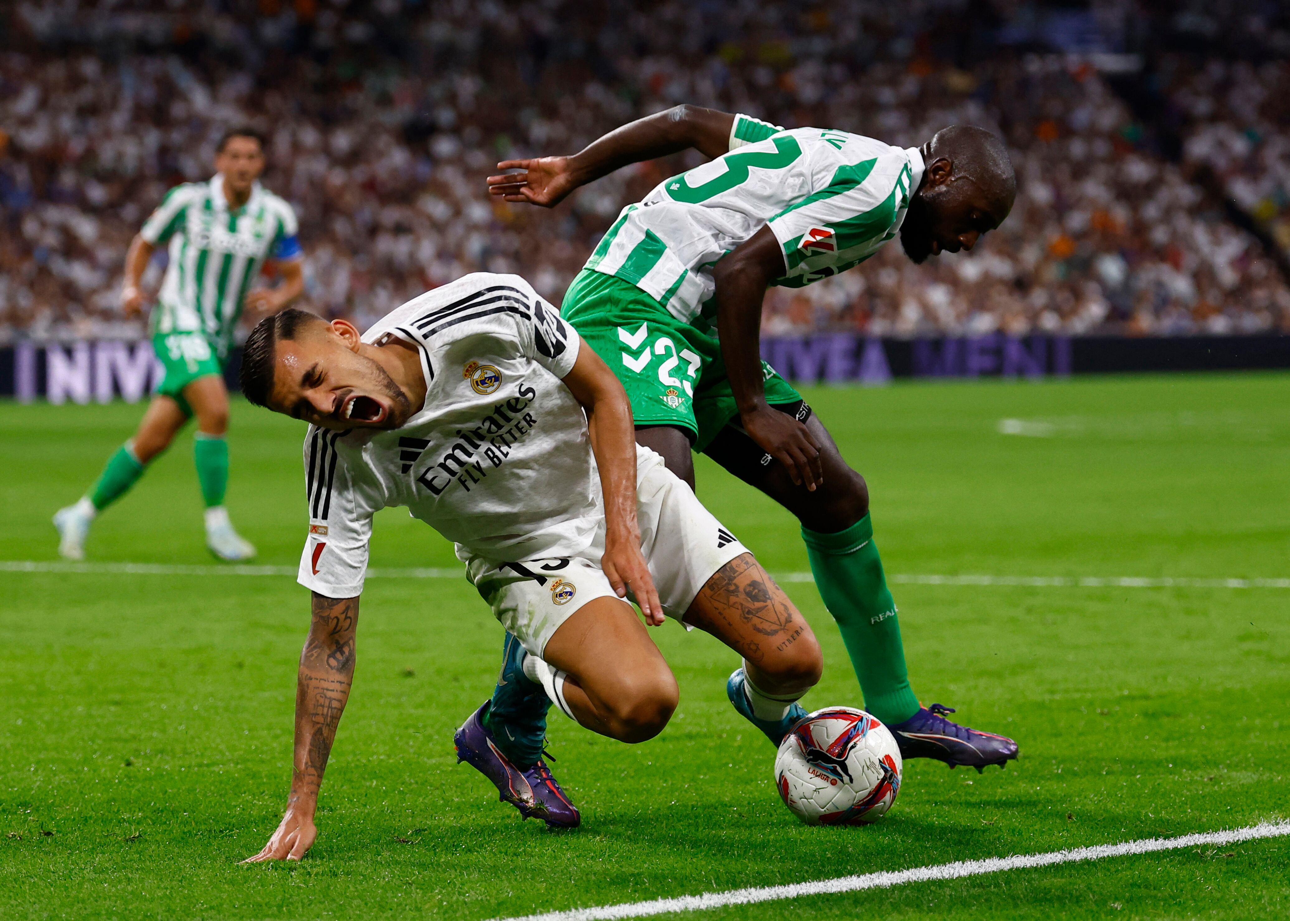 Dani Ceballos y Youssouf Sabaly en el cuarto partido de liga. (Susana Vera/REUTERS)