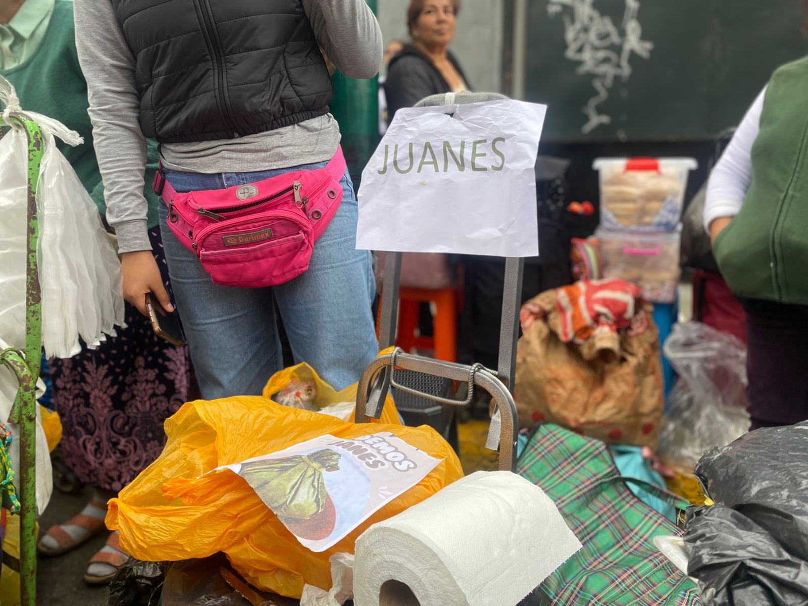 Los ambulantes y residentes de la zona aprovecharon la fecha para vender desde panes con pollo hasta cebiches y caldos para el inclemente frío de la capital | Infobae Perú / Clara Giraldo - Ricardo Mc Cubbin