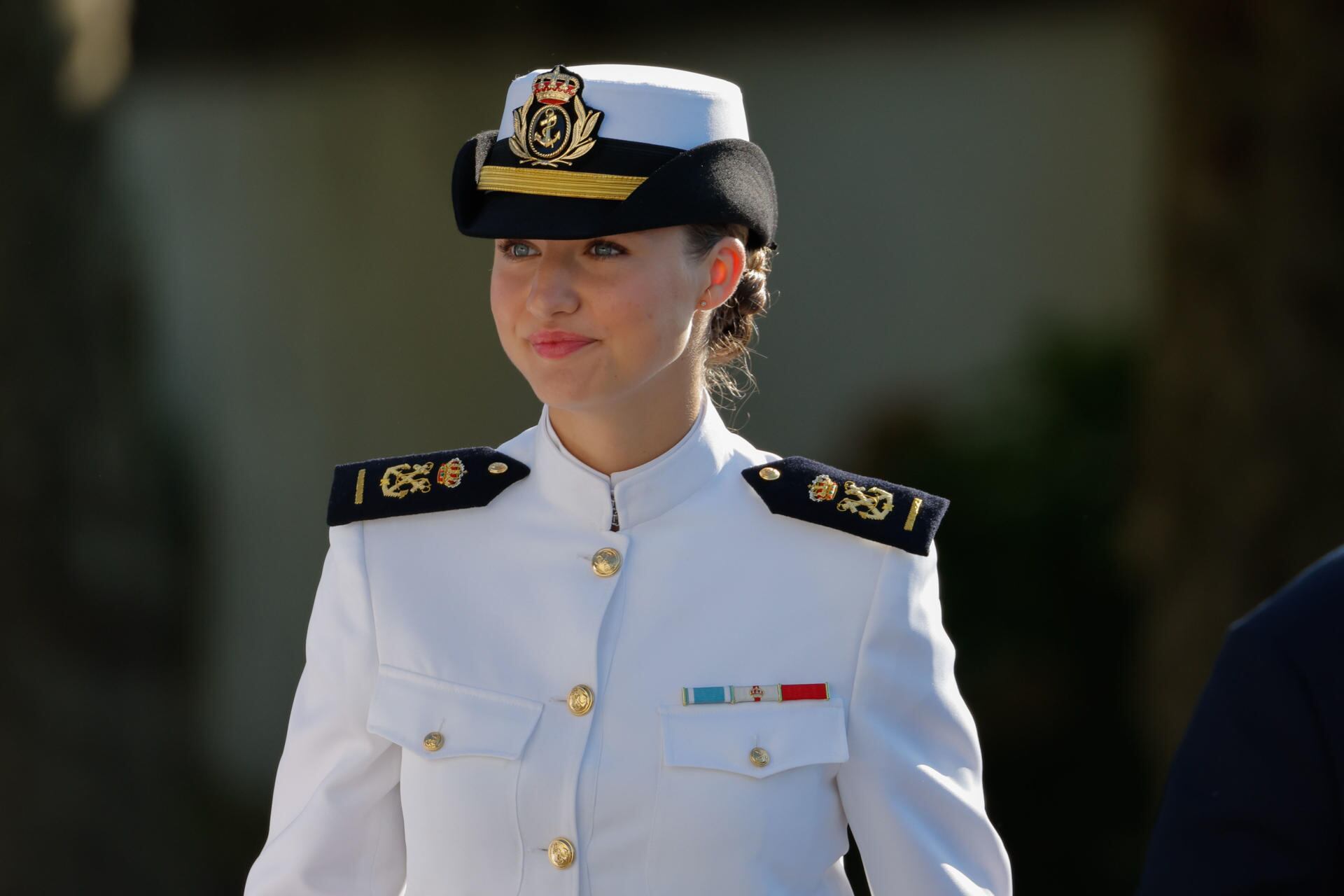 MARÍN (PONTEVEDRA), 29/08/2024.- La princesa Leonor durante una ceremonia este jueves en la Escuela Naval Militar de Marín, a la que ingresa hoy y en la que recibió formación castrense su padre, donde firmará en el libro de honor, para incorporarse al curso 2024-2025. Leonor de Borbón Ortiz, que cumplirá 19 años el próximo 31 de octubre, completó el pasado mes de julio su primer año de formación militar en la Academia de Zaragoza. EFE/ Lavandeira Jr