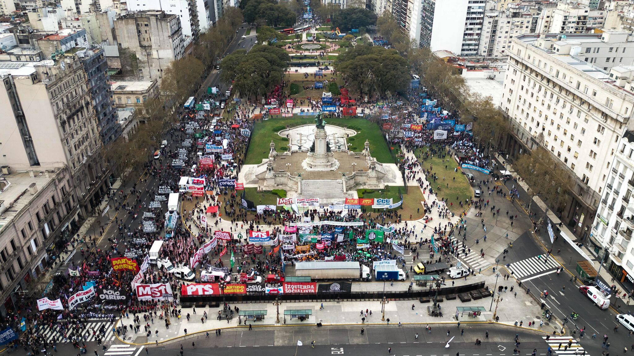 DRONE - Plaza del Congreso - Debate en Diputados por el veto de Javier Milei a la reforma jubilatoria