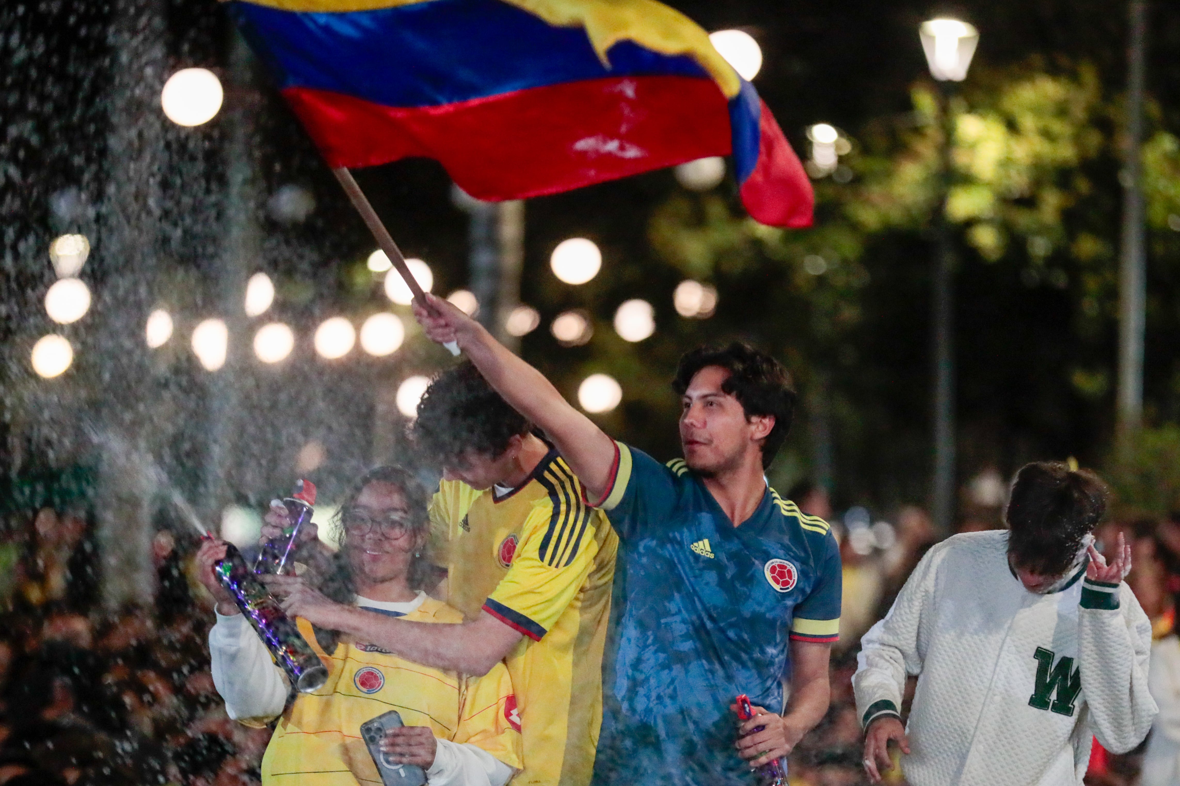 Aficionados de la selección colombiana de fútbol no solo se concentran en las calles o en parque en los que se transmiten los partidos. También en bares y restaurantes - crédito Carlos Ortega/EFE
