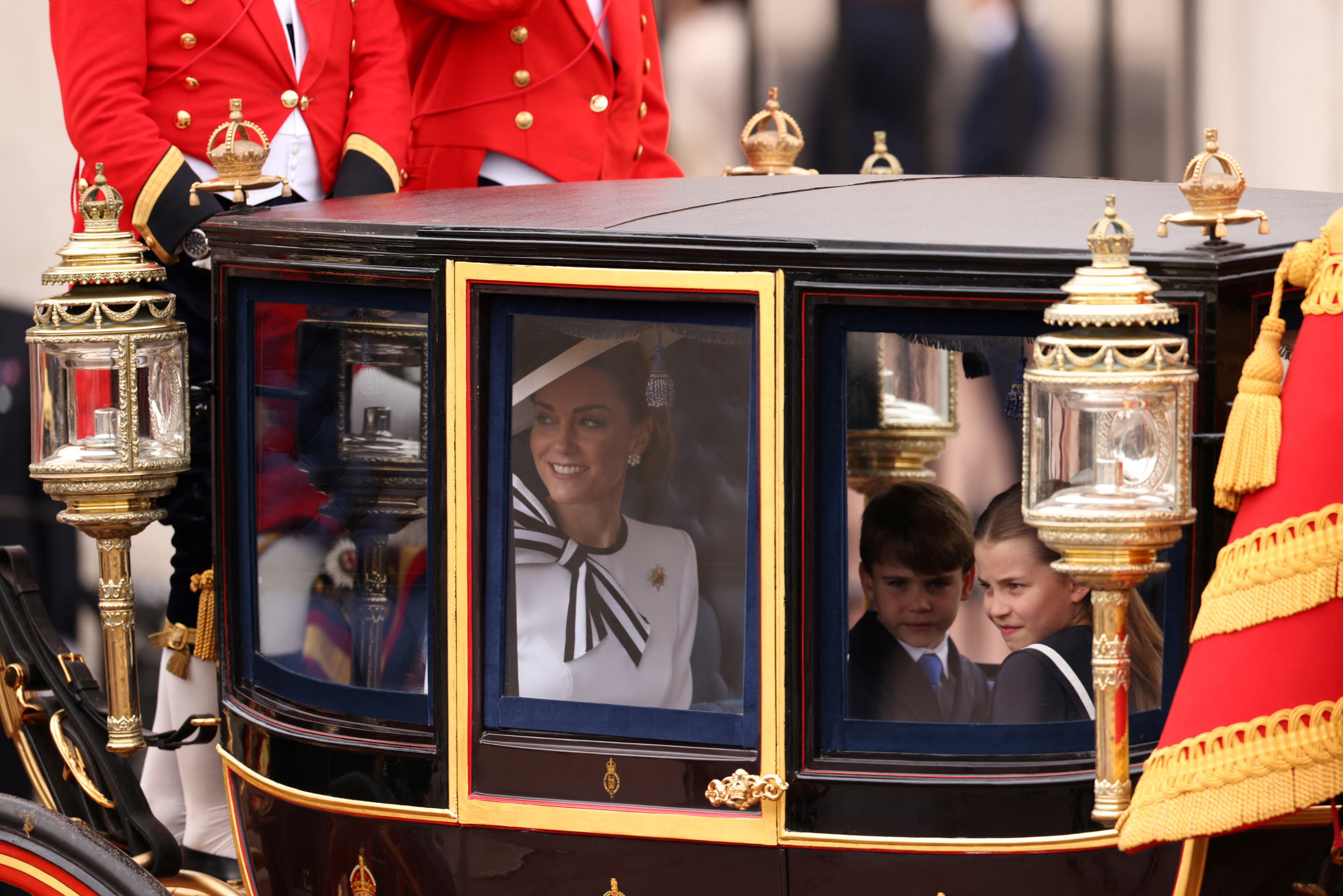 La princesa Kate, desfilando en carroza junto a sus hijos en el Trooping the Colour. (REUTERS/Hollie Adams)