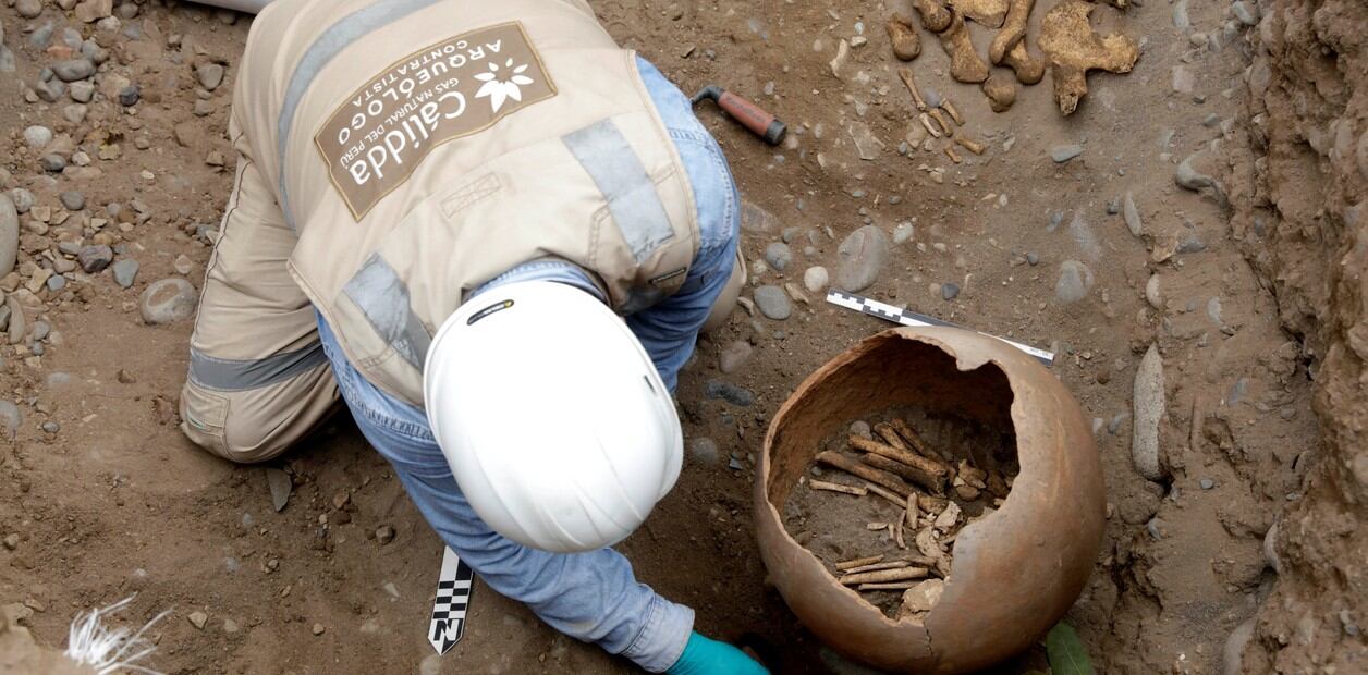 Los restos óseos de un niño y un adulto  fueron encontrados cuando realizaban excavaciones para construir tuberías de gas en Miraflores. 
Foto: Xinhua/Mariana Bazo