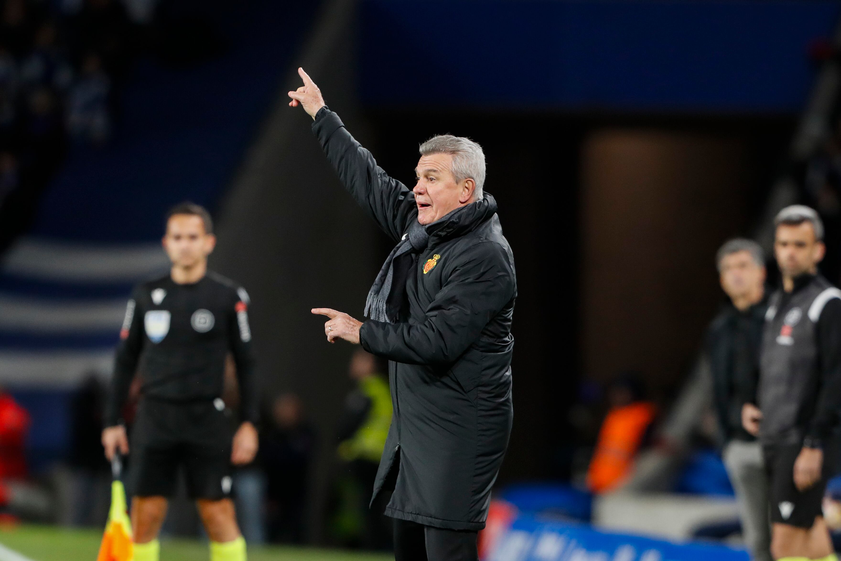 El entrenador del RCD Mallorca, Javier Aguirre, da instrucciones durante el partido de vuelta de las semifinales de la Copa del Rey que Real Sociedad y RCD Mallorca disputaron este martes en el Reale Arena, en San Sebastián. EFE/Juan Herrero
