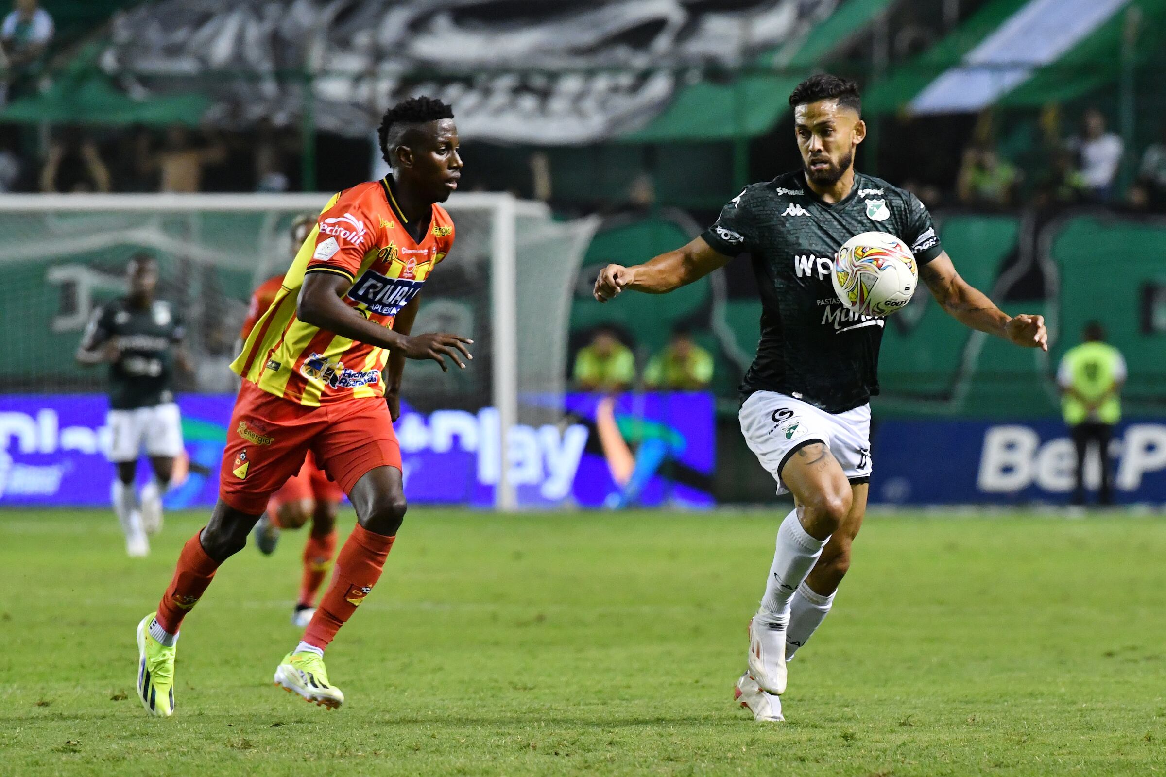 Jugadores del Cali y Pereira en acción durante partido entre Deportivo Cali y Deportivo Pereira, por la fecha 1 de la Liga BetPlay DIMAYOR II 2024 jugado en el estadio Deportivo Cali de la ciudad de Palmira - crédito VizzorImage / Nelson Rios