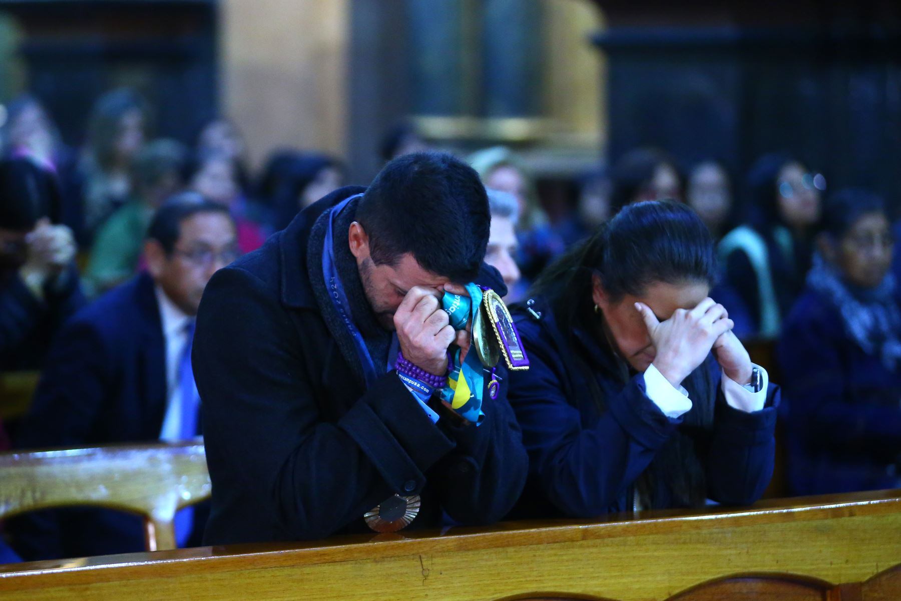 Stefano Peschiera agradeciendo al Señor de los Milagros por la obtención de la medalla olímpica. - Crédito: El Peruano