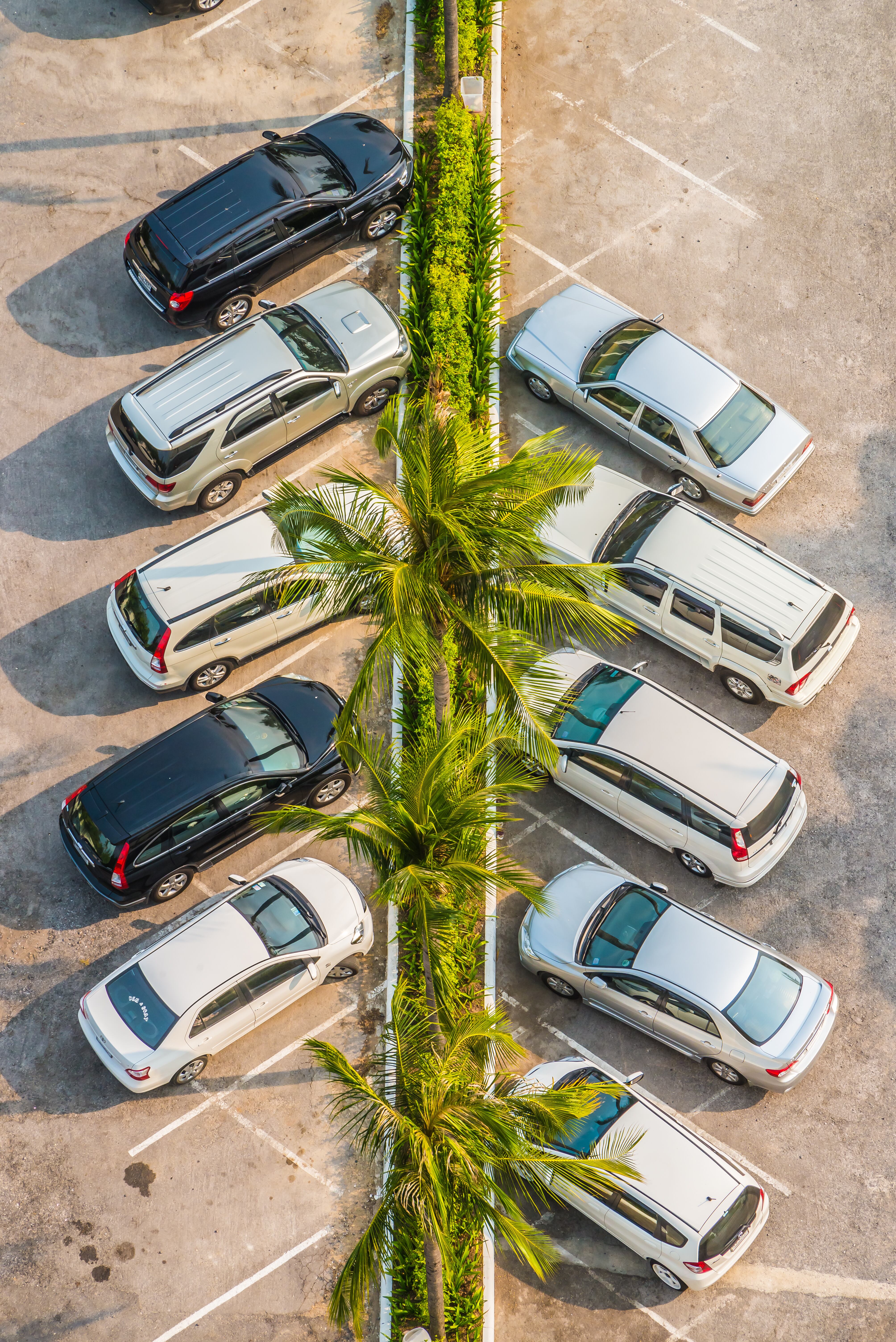 autos estacionamiento (freepik)