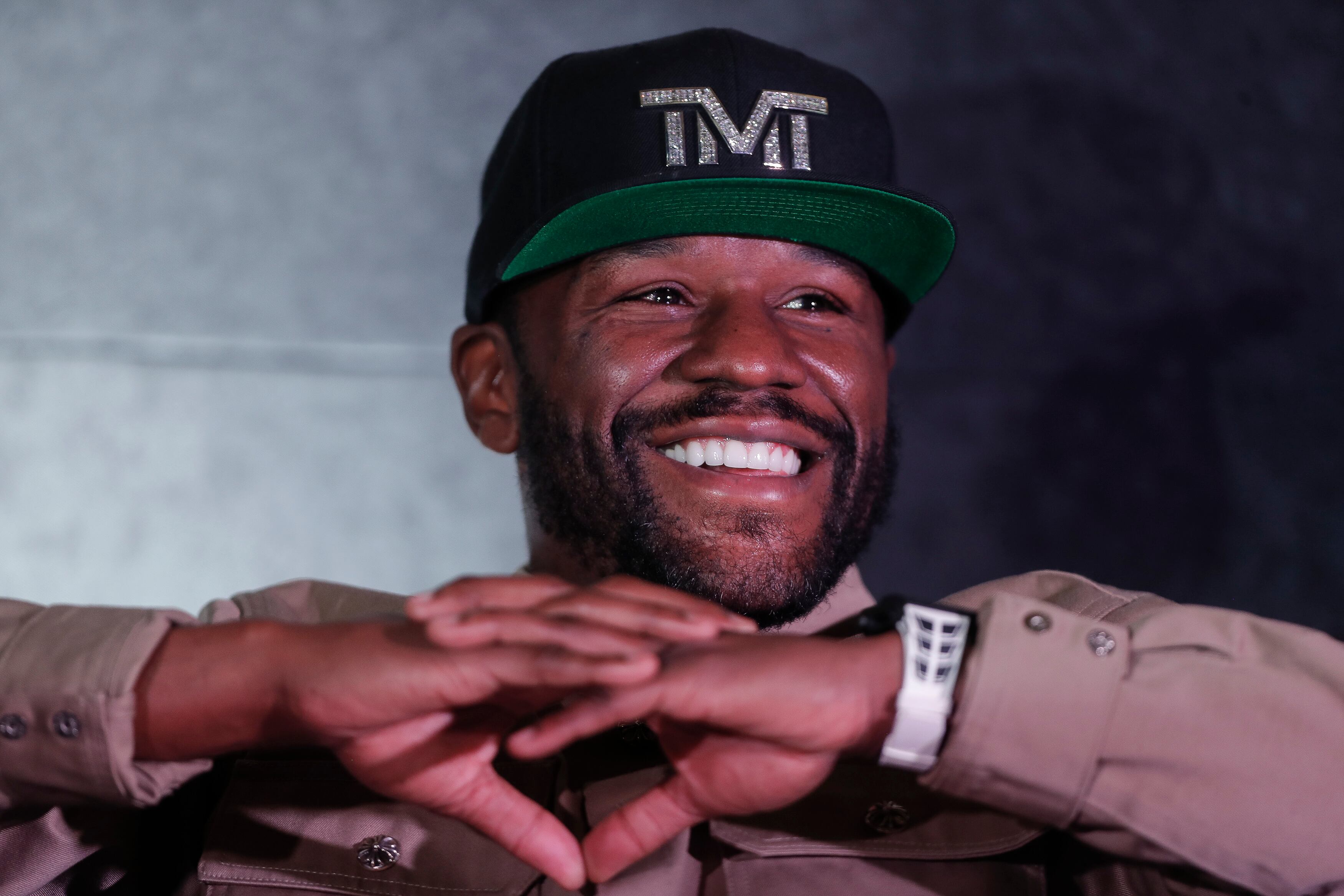 El boxeador estadounidense Floyd Mayweather participa este miércoles en una rueda de prensa en la Ciudad de México. 

(EFE/ Isaac Esquivel)
