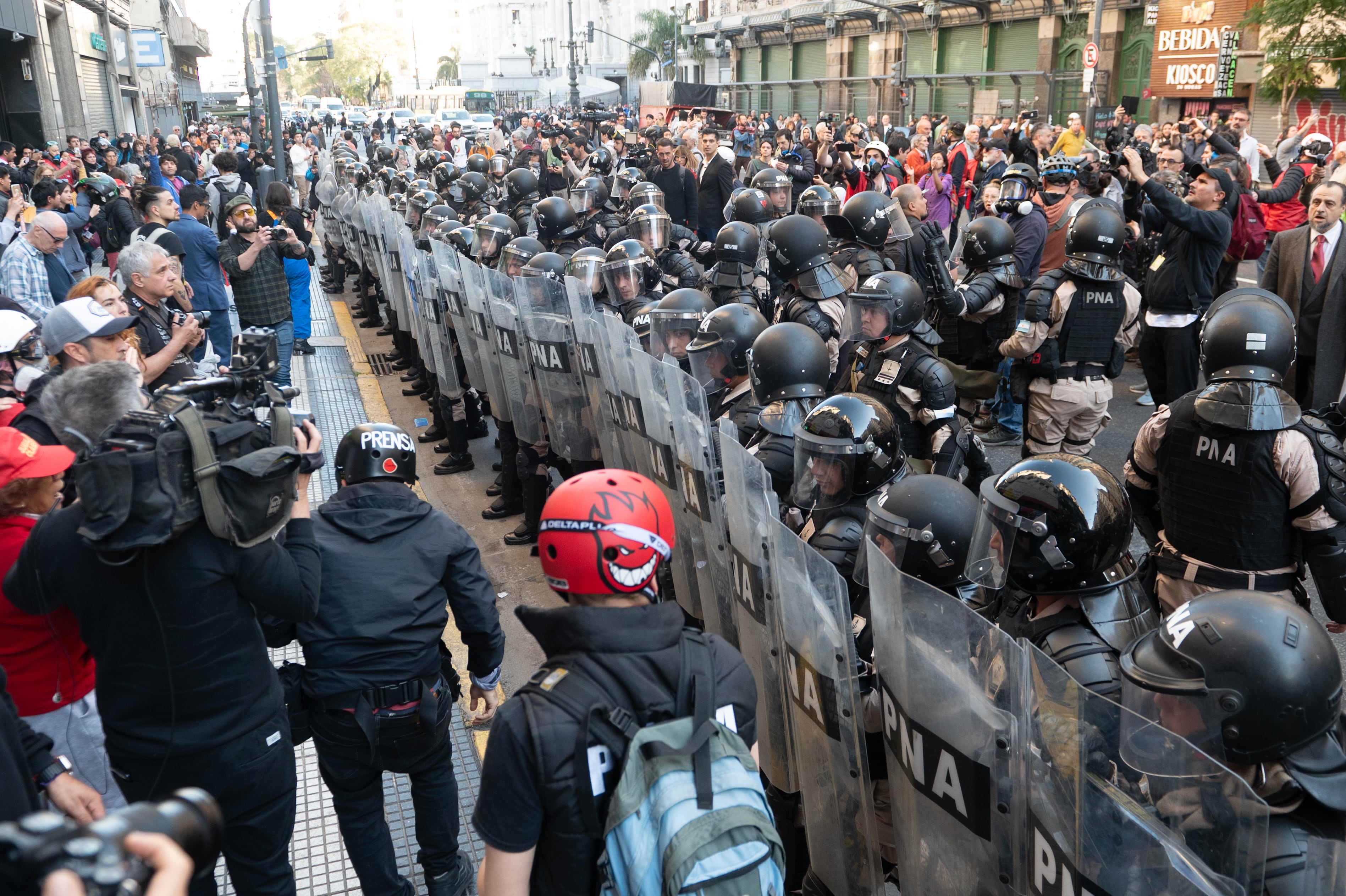 Organizaciones sociales marchan al congreso en contra del veto a la ley de movilidad jubilatoria