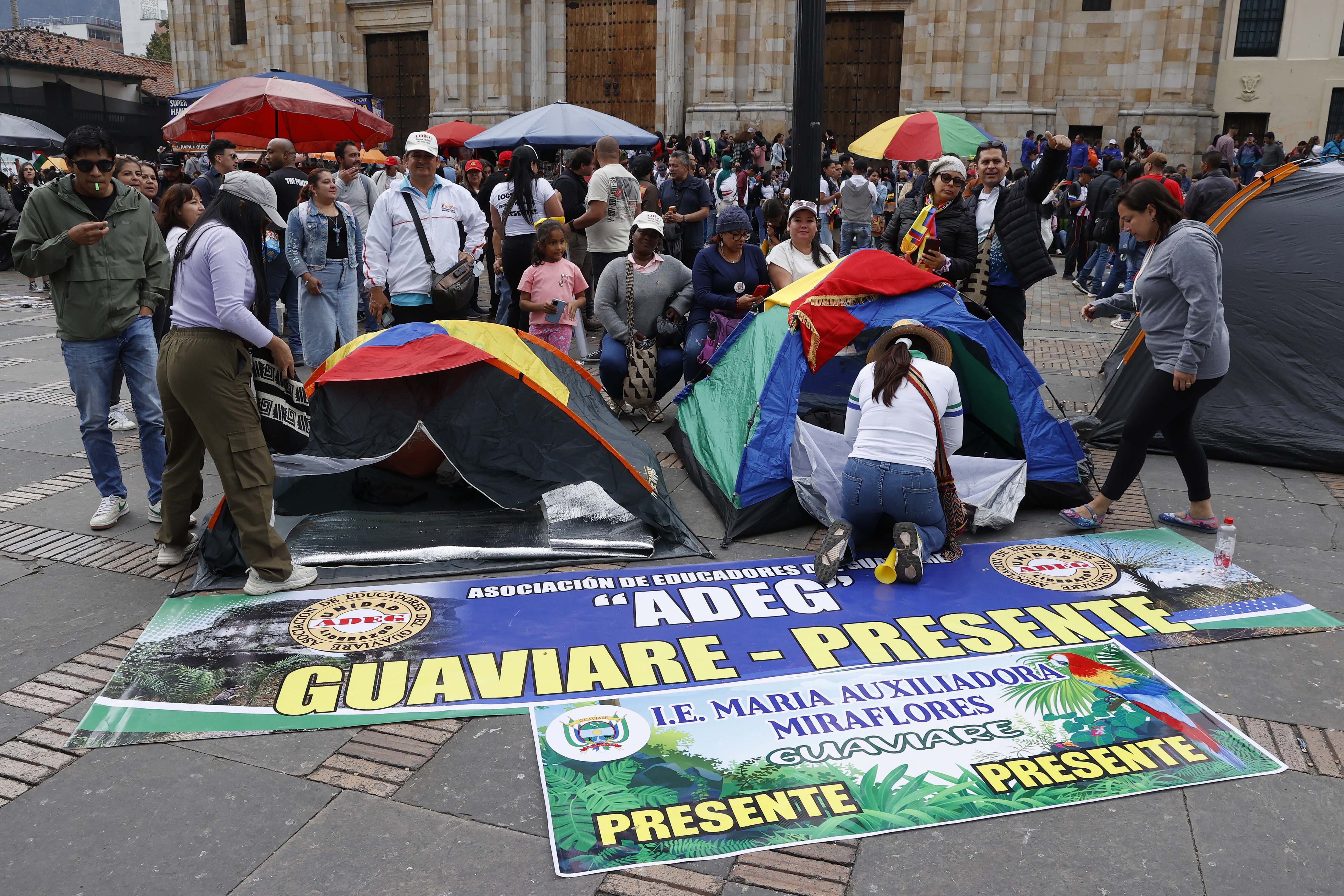 Maestros extienden una pancarta en una protesta este martes, en la Plaza de Bolívar en Bogotá (Colombia). Miles de maestros siguen protestando este martes en Colombia, bajo la premisa de seguir en paro hasta hundir la Ley Estatuaria de la Educación, informó la Federación Colombiana de Trabajadores de la Educación (Fecode). EFE/Mauricio Dueñas Castañeda
