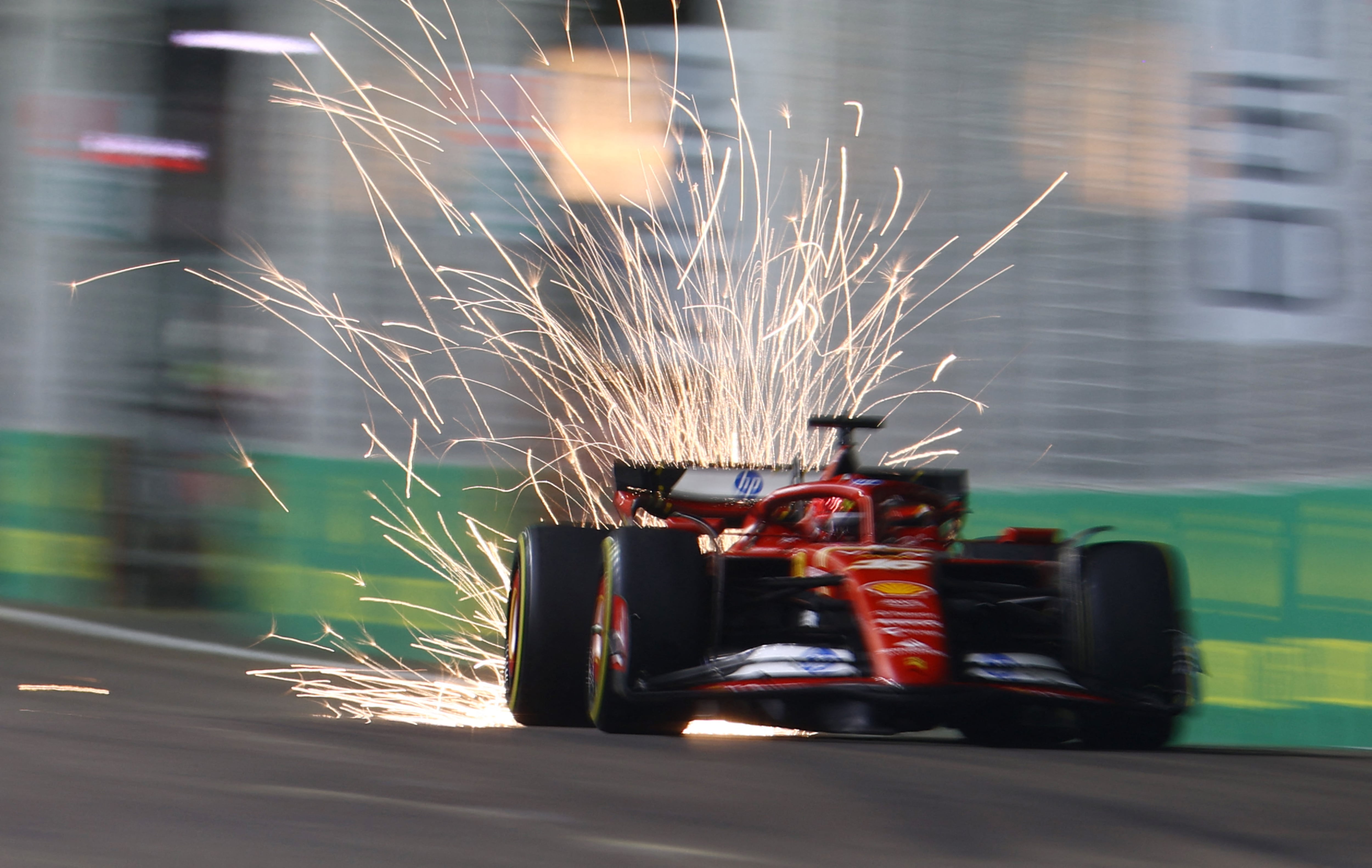 La Ferrari de Charles Leclerc durante el primer ensayo libre en el GP de Singapur (REUTERS/Edgar Su)